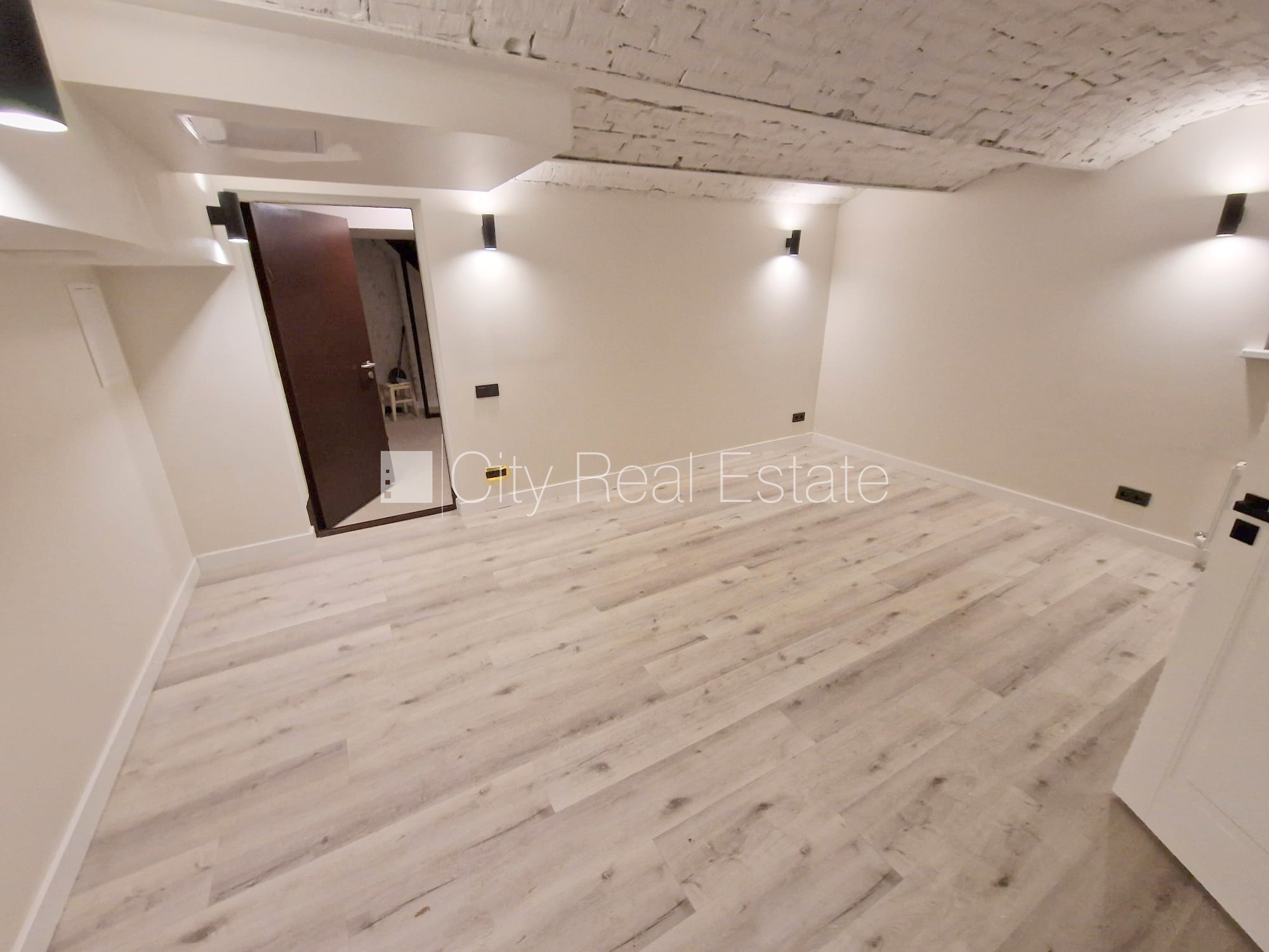 Sludinājumi. Fasādes māja, renovēta māja, slēgts pagalms, ieeja no ielas, puspagrabs, kāpņu telpa pēc kapitālā Cena: 400 EUR/mēn Foto #8