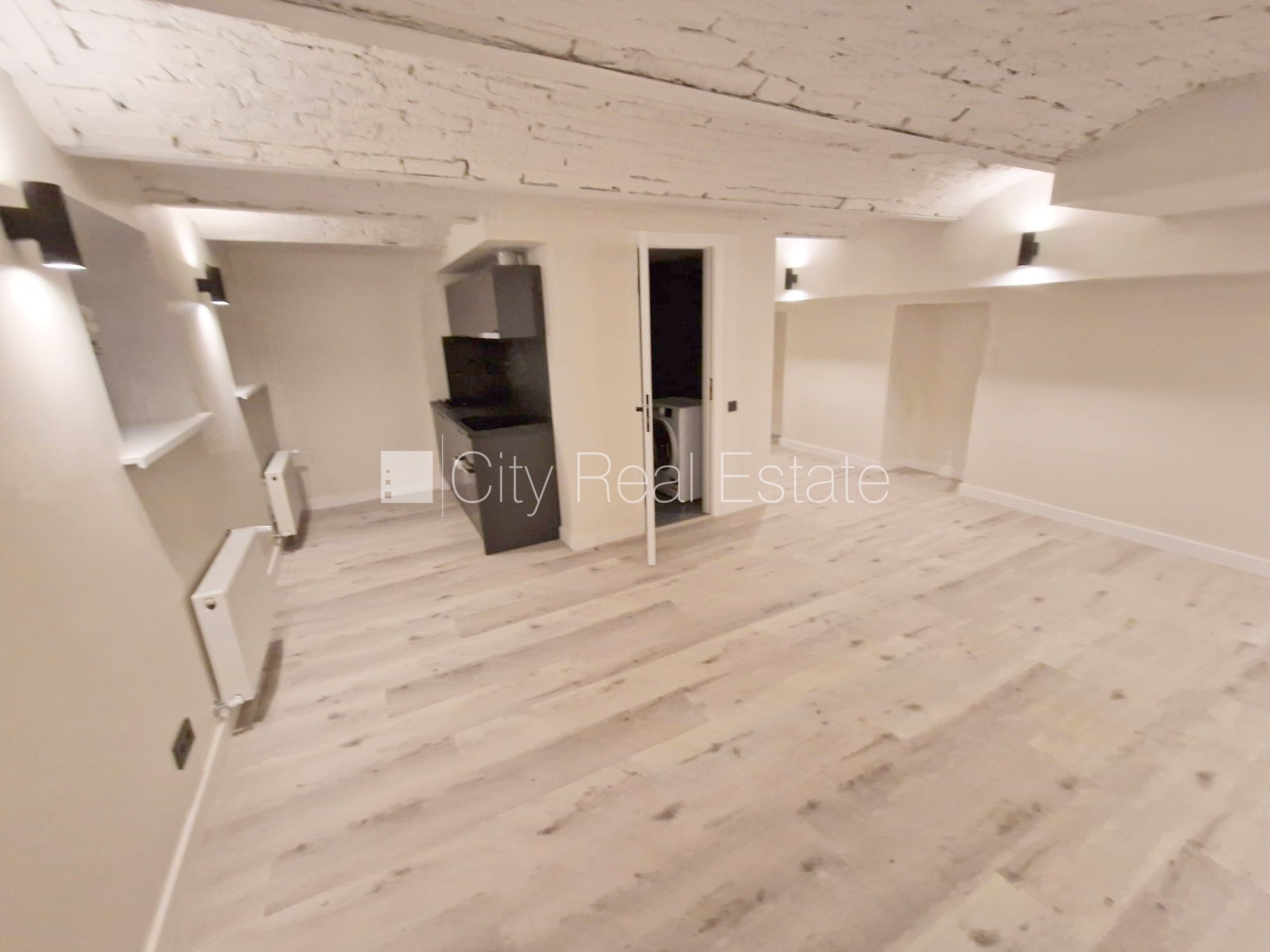 Sludinājumi. Fasādes māja, renovēta māja, slēgts pagalms, ieeja no ielas, puspagrabs, kāpņu telpa pēc kapitālā Cena: 400 EUR/mēn Foto #4