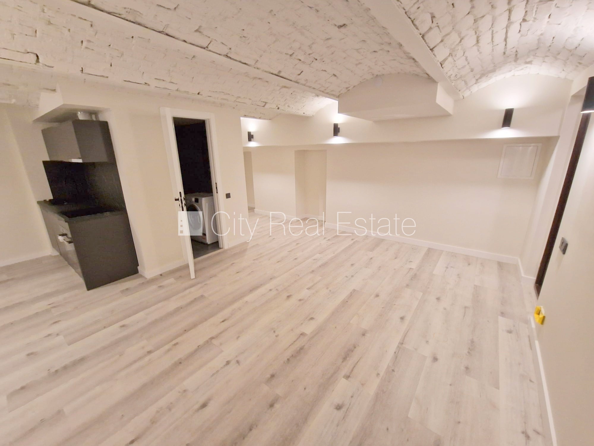 Sludinājumi. Fasādes māja, renovēta māja, slēgts pagalms, ieeja no ielas, puspagrabs, kāpņu telpa pēc kapitālā Cena: 400 EUR/mēn Foto #3