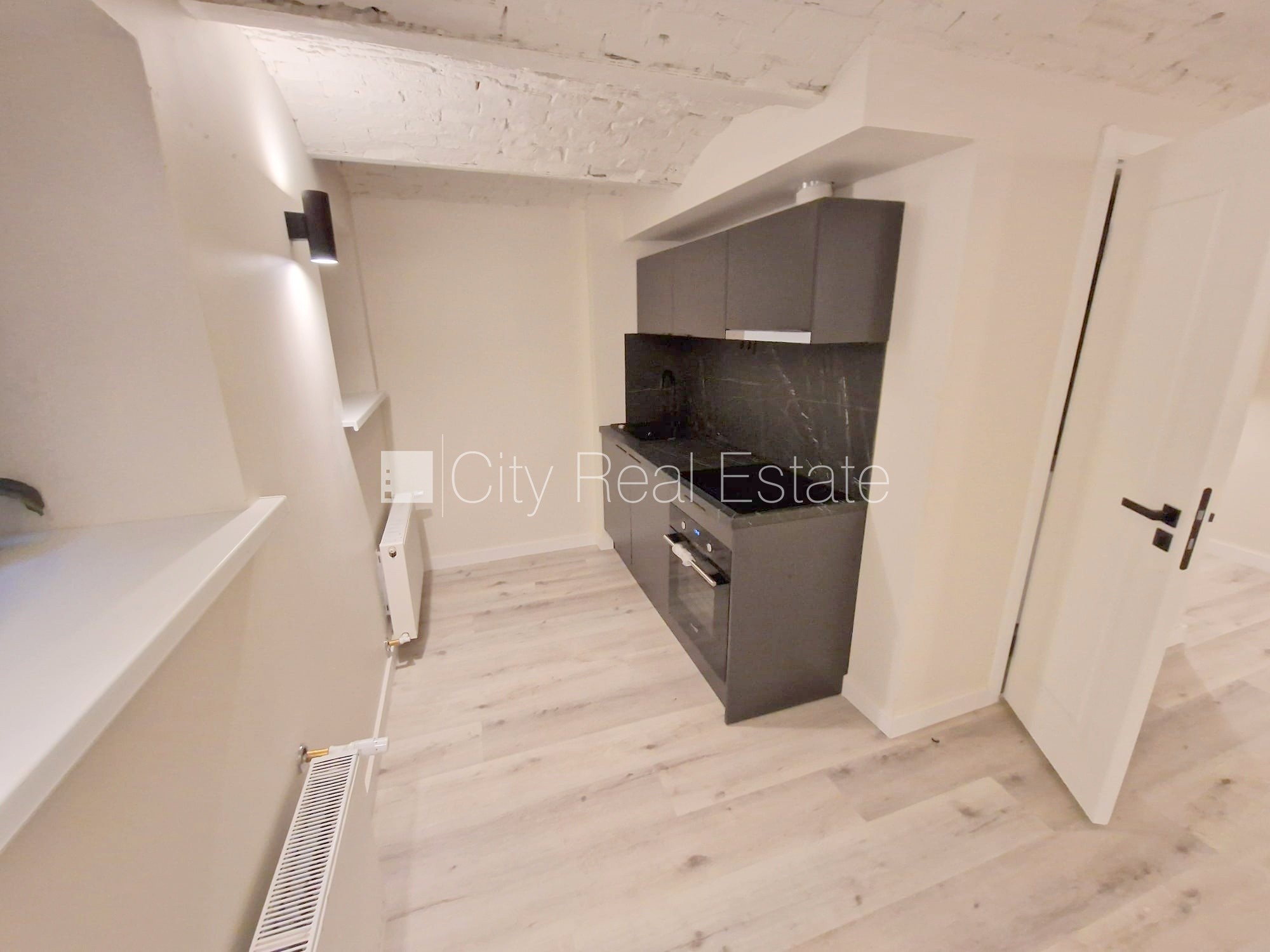 Sludinājumi. Fasādes māja, renovēta māja, slēgts pagalms, ieeja no ielas, puspagrabs, kāpņu telpa pēc kapitālā Cena: 400 EUR/mēn Foto #5