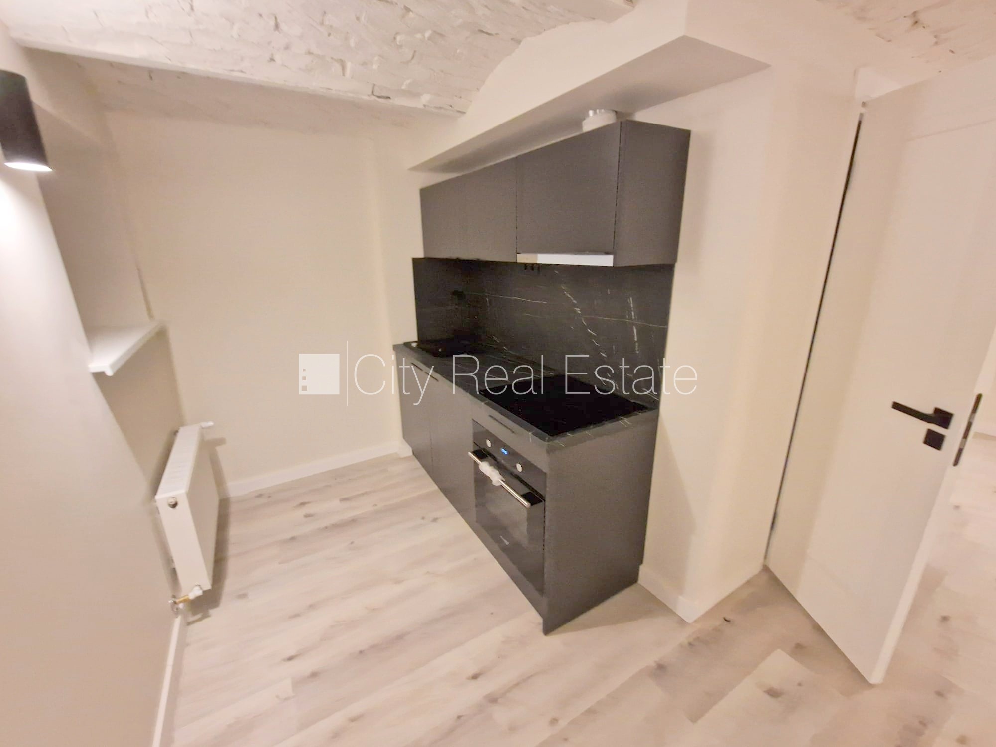 Sludinājumi. Fasādes māja, renovēta māja, slēgts pagalms, ieeja no ielas, puspagrabs, kāpņu telpa pēc kapitālā Cena: 400 EUR/mēn Foto #6