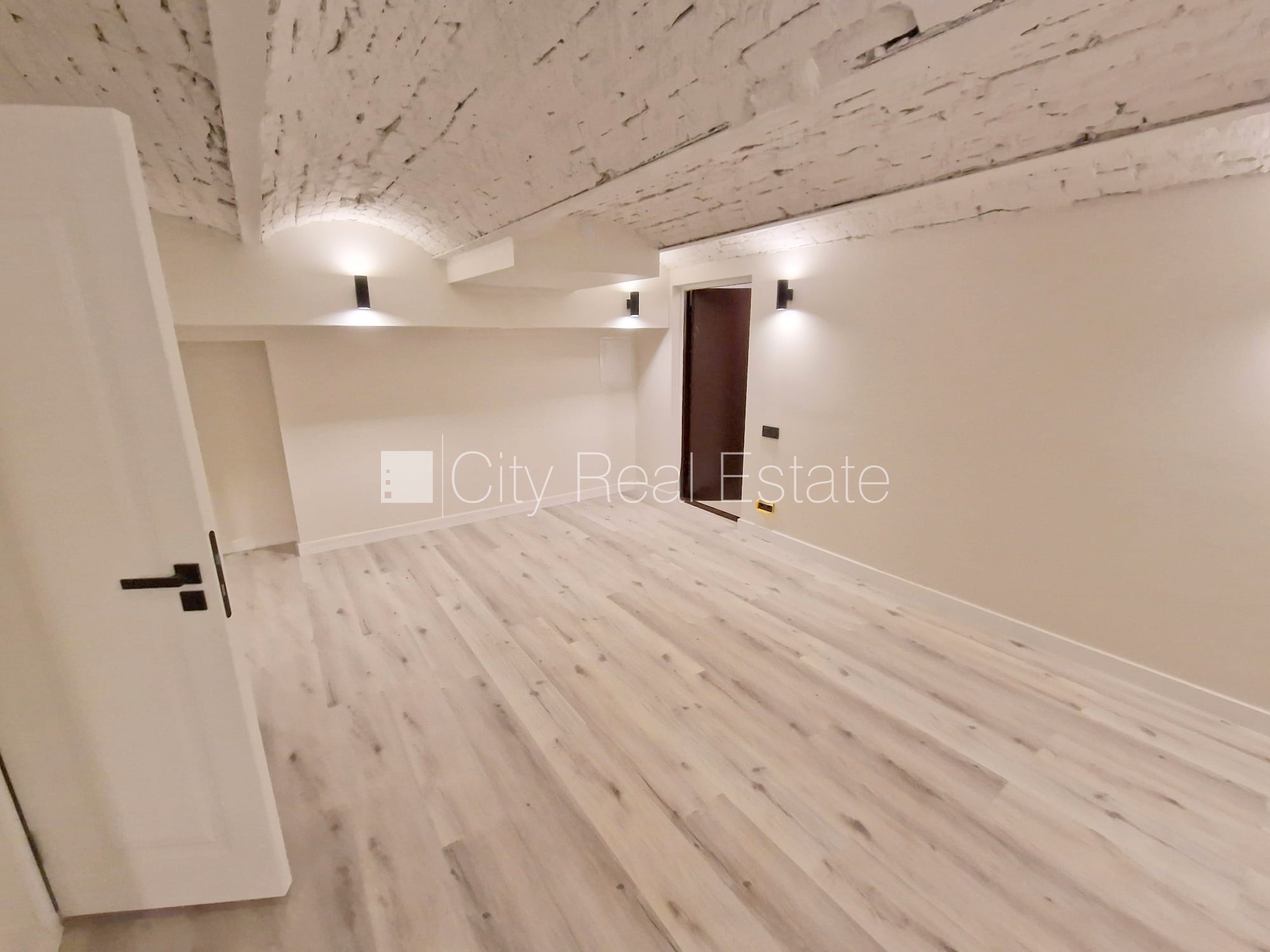 Sludinājumi. Fasādes māja, renovēta māja, slēgts pagalms, ieeja no ielas, puspagrabs, kāpņu telpa pēc kapitālā Cena: 400 EUR/mēn Foto #7