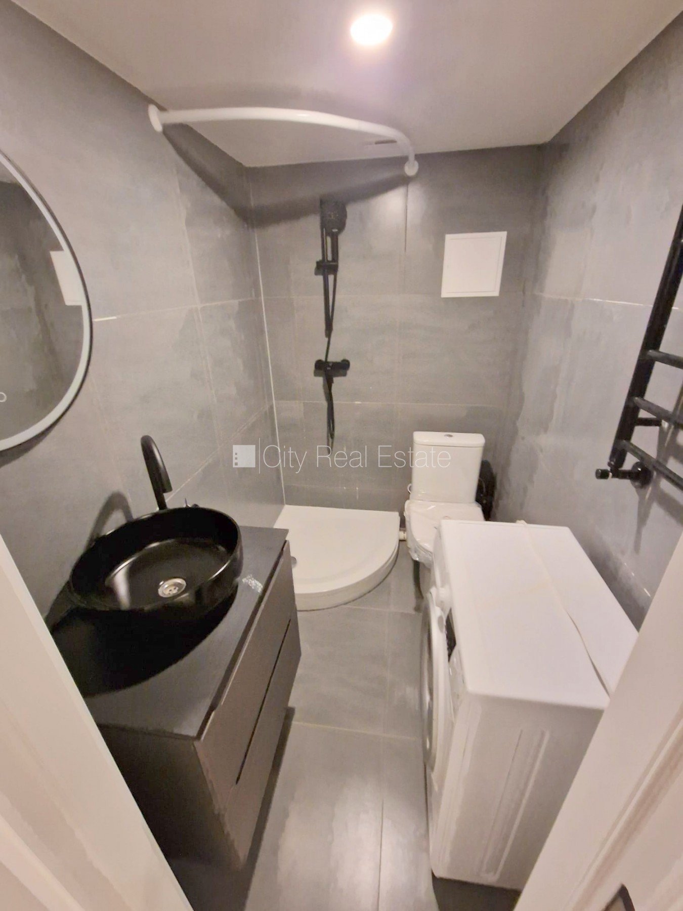 Sludinājumi. Fasādes māja, renovēta māja, slēgts pagalms, ieeja no ielas, puspagrabs, kāpņu telpa pēc kapitālā Cena: 400 EUR/mēn Foto #11