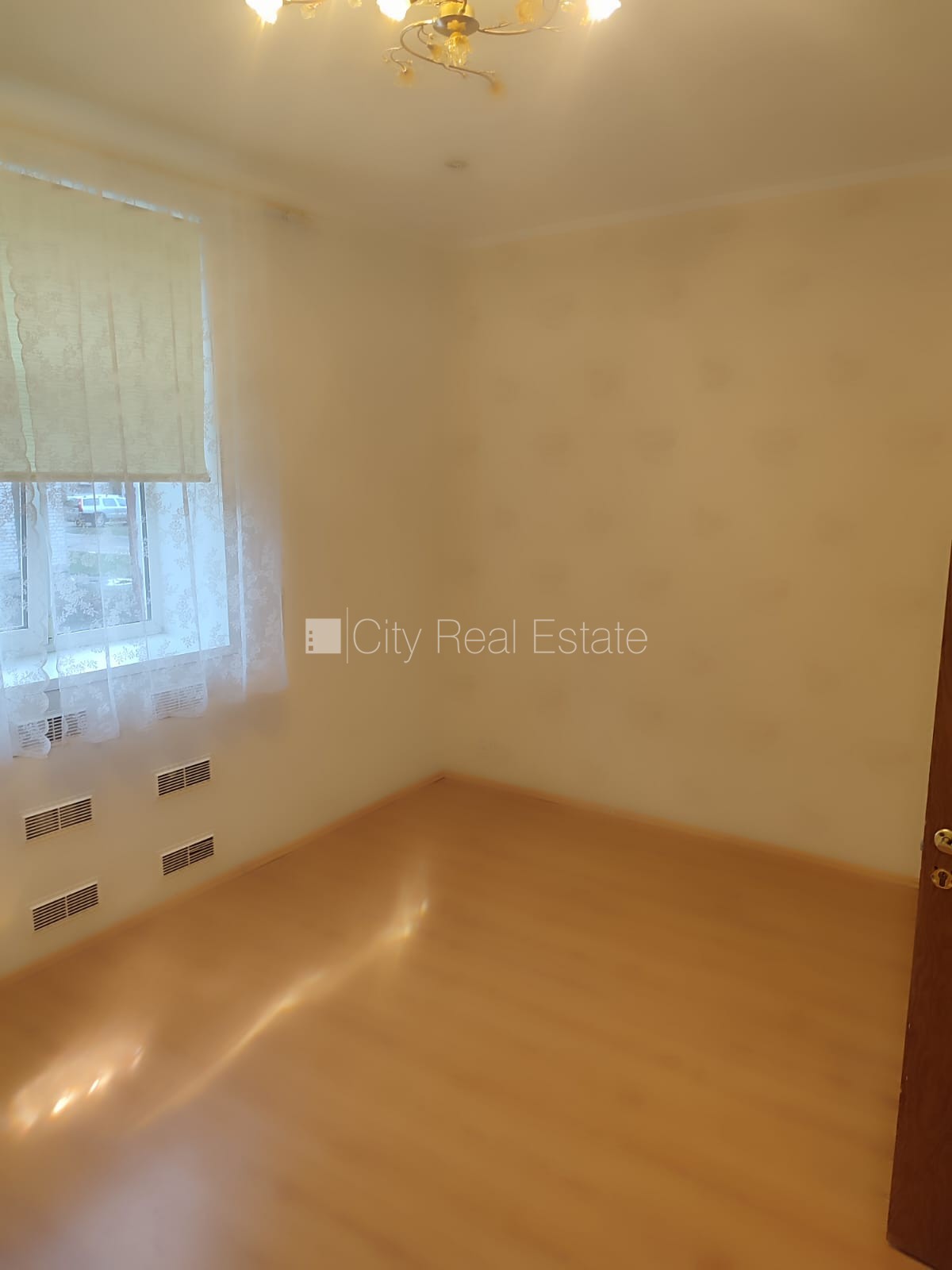 Sludinājumi. Dzīvokļu skaits ēkā  4 gab., zaļā teritorija, bezmaksas stāvvieta pagalmā, ieeja no pagalma, logi Cena: 42000 EUR Foto #6