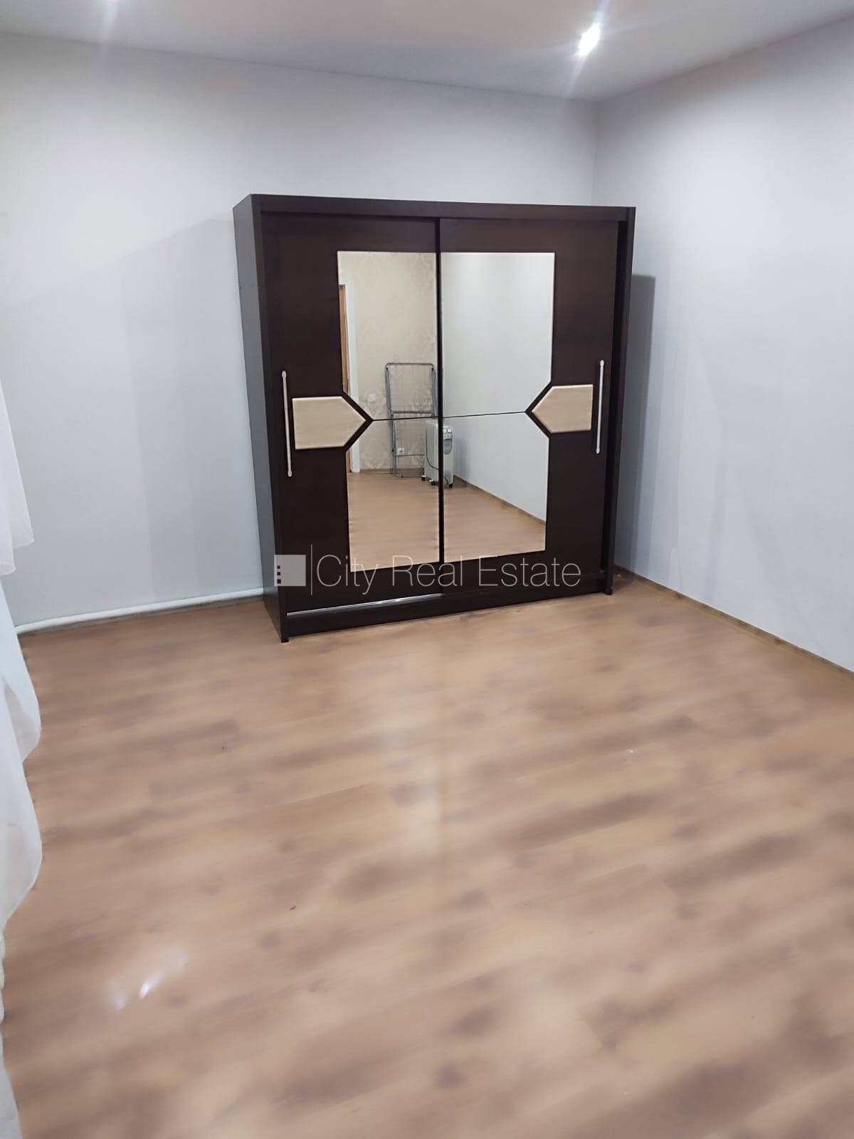 Sludinājumi. Dzīvokļu skaits ēkā  4 gab., zaļā teritorija, bezmaksas stāvvieta pagalmā, ieeja no pagalma, logi Cena: 42000 EUR Foto #4