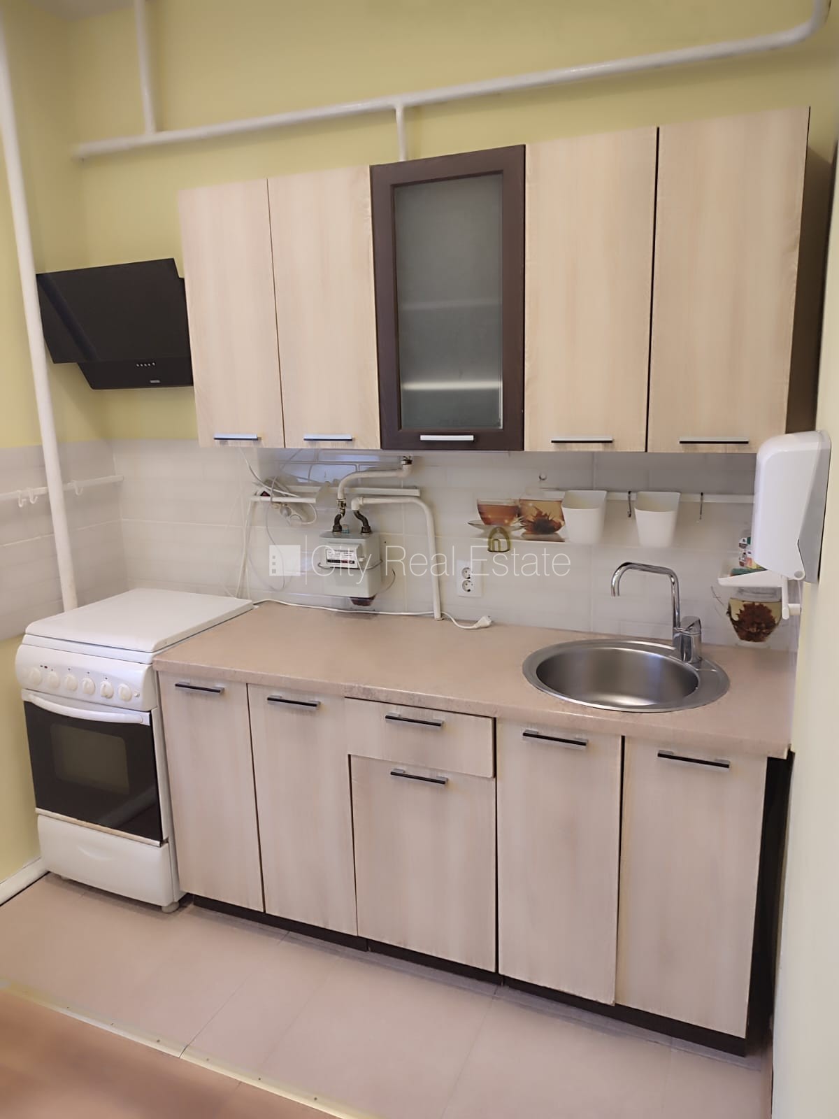 Sludinājumi. Dzīvokļu skaits ēkā  4 gab., zaļā teritorija, bezmaksas stāvvieta pagalmā, ieeja no pagalma, logi Cena: 42000 EUR Foto #1