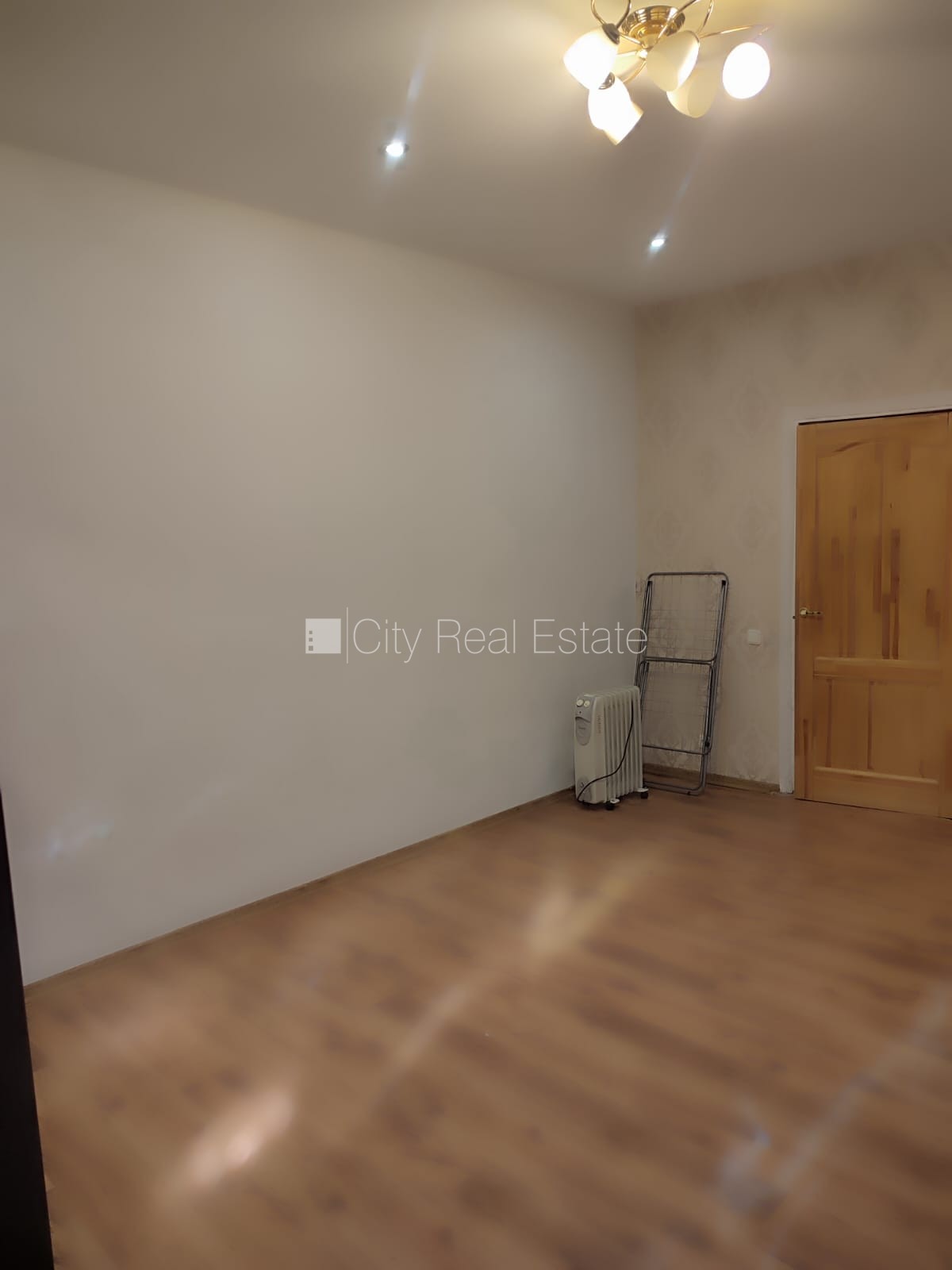 Sludinājumi. Dzīvokļu skaits ēkā  4 gab., zaļā teritorija, bezmaksas stāvvieta pagalmā, ieeja no pagalma, logi Cena: 42000 EUR Foto #5