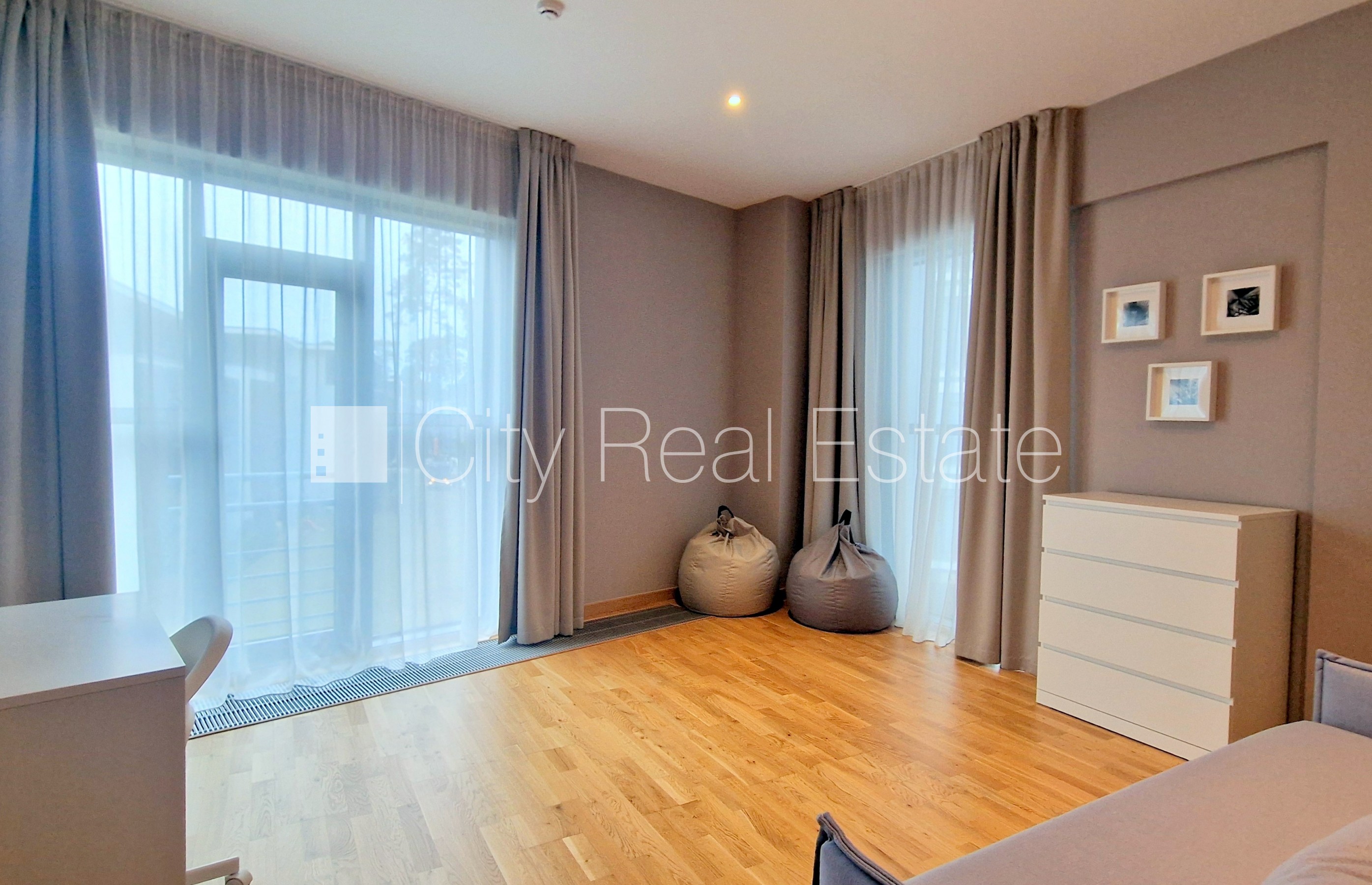 Sludinājumi. Jaunceltne, fasādes māja, labiekārtota apzaļumota teritorija, vieta automašīnai, iespēja nomāt Cena: 2000 EUR/mēn Foto #17