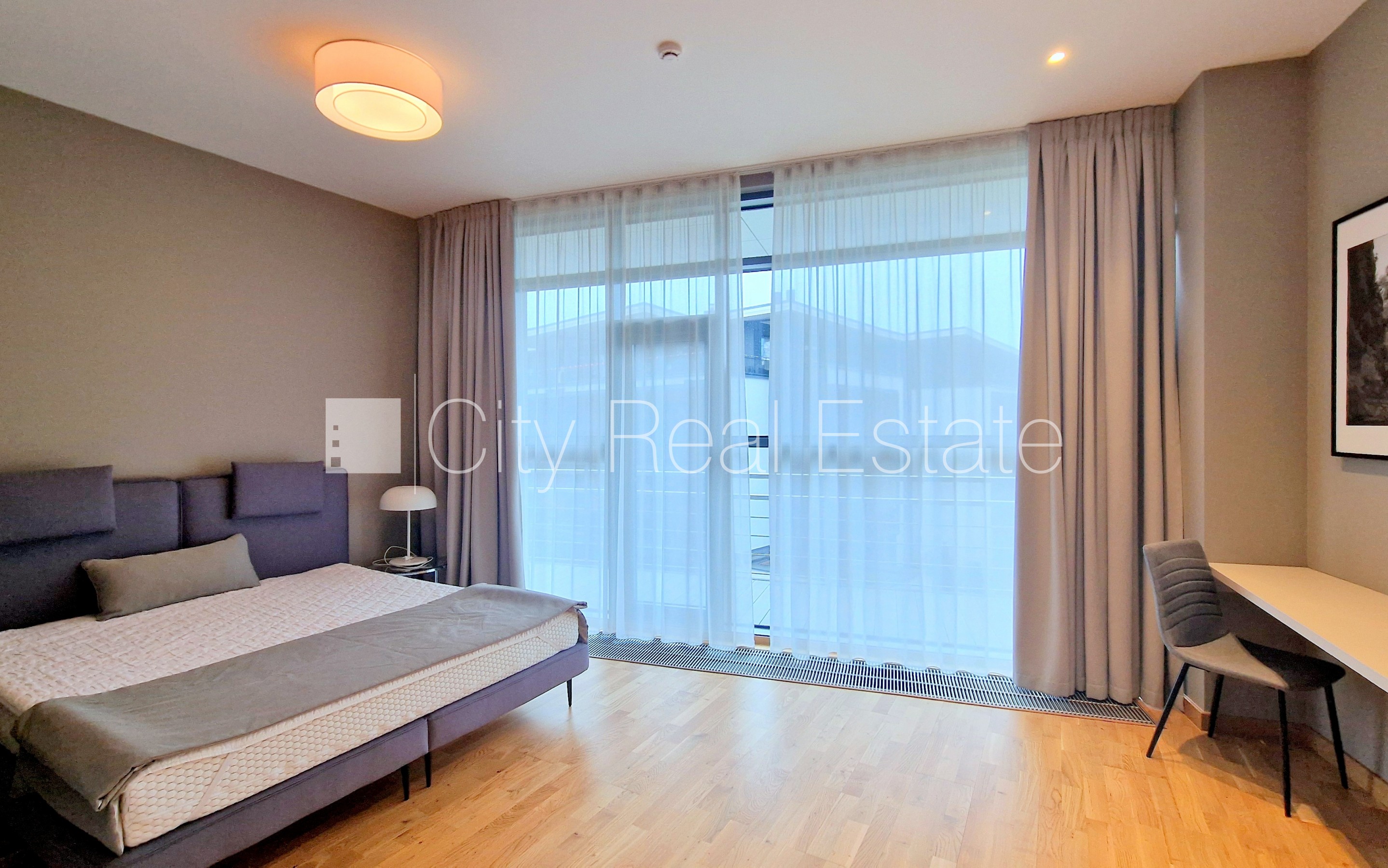 Sludinājumi. Jaunceltne, fasādes māja, labiekārtota apzaļumota teritorija, vieta automašīnai, iespēja nomāt Cena: 2000 EUR/mēn Foto #8