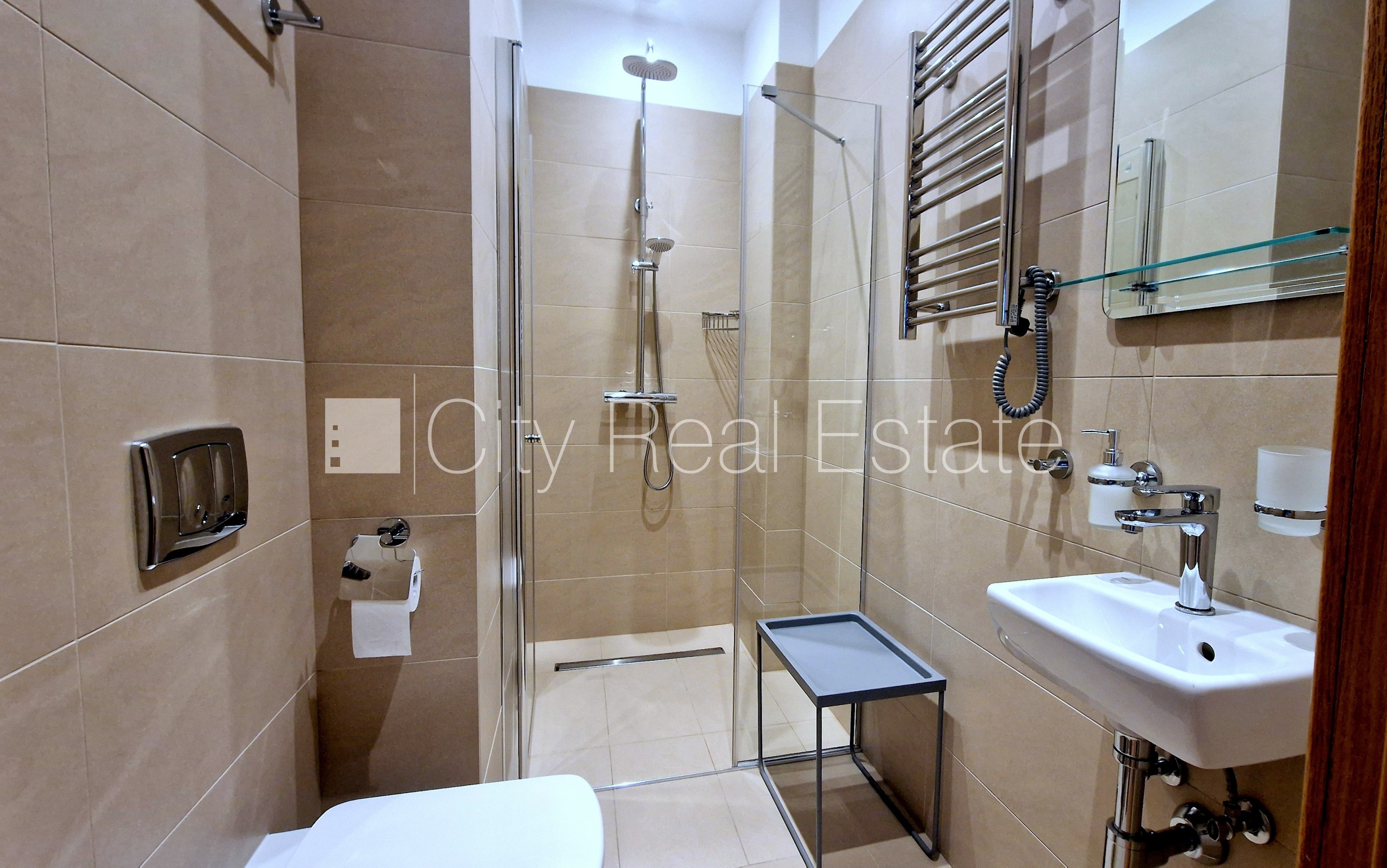 Sludinājumi. Jaunceltne, fasādes māja, labiekārtota apzaļumota teritorija, vieta automašīnai, iespēja nomāt Cena: 2000 EUR/mēn Foto #13