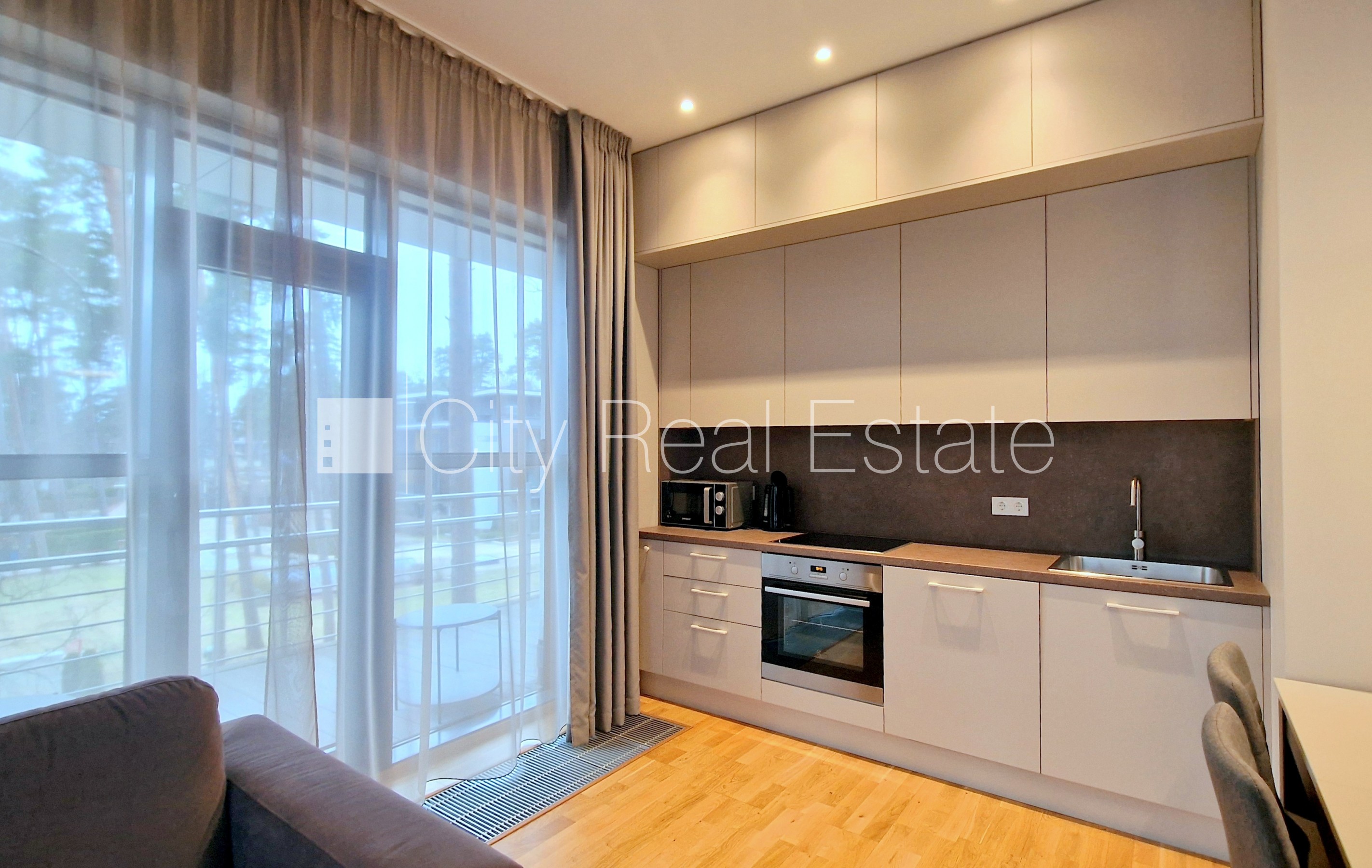 Sludinājumi. Jaunceltne, fasādes māja, labiekārtota apzaļumota teritorija, vieta automašīnai, iespēja nomāt Cena: 2000 EUR/mēn Foto #4