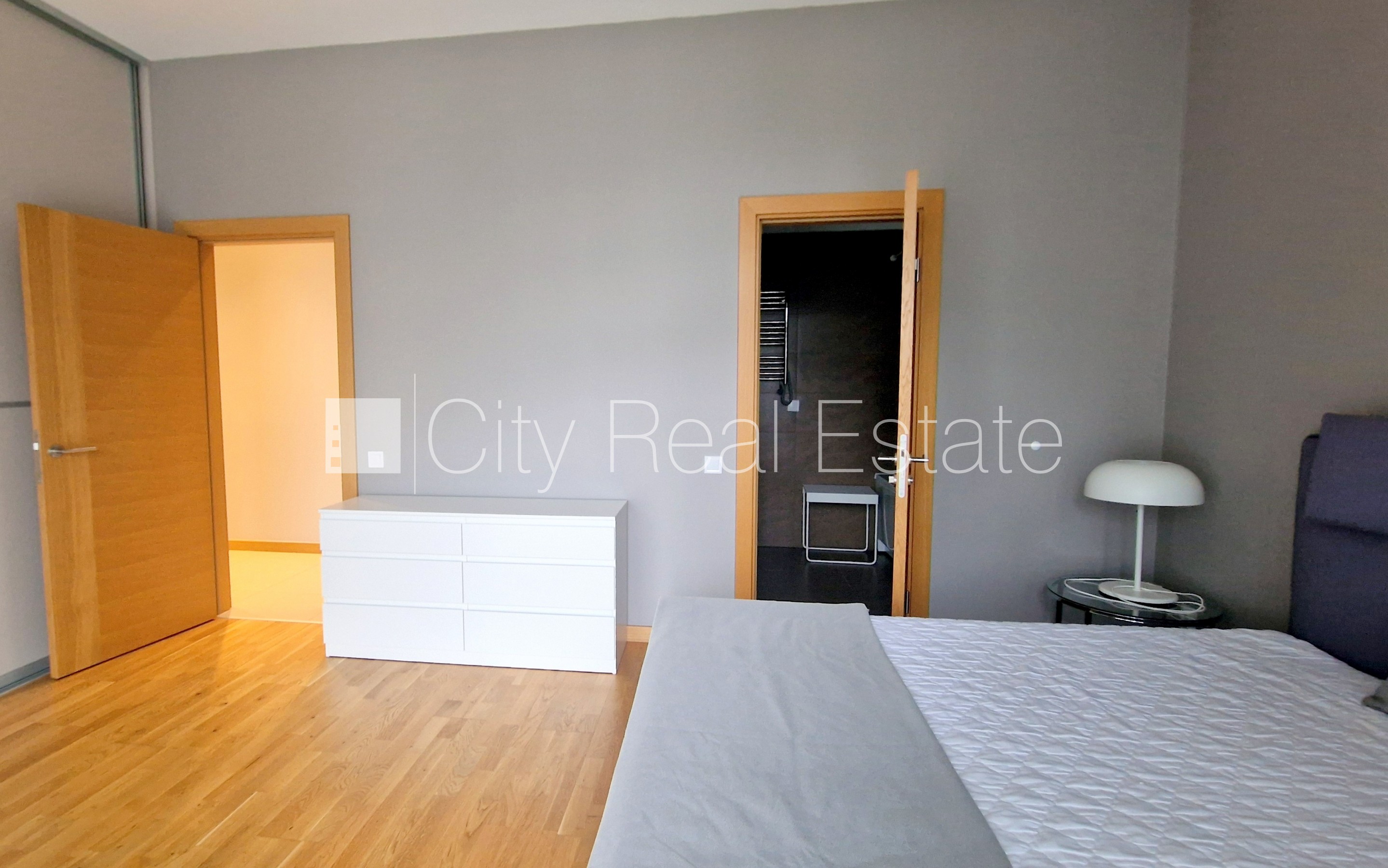 Sludinājumi. Jaunceltne, fasādes māja, labiekārtota apzaļumota teritorija, vieta automašīnai, iespēja nomāt Cena: 2000 EUR/mēn Foto #12