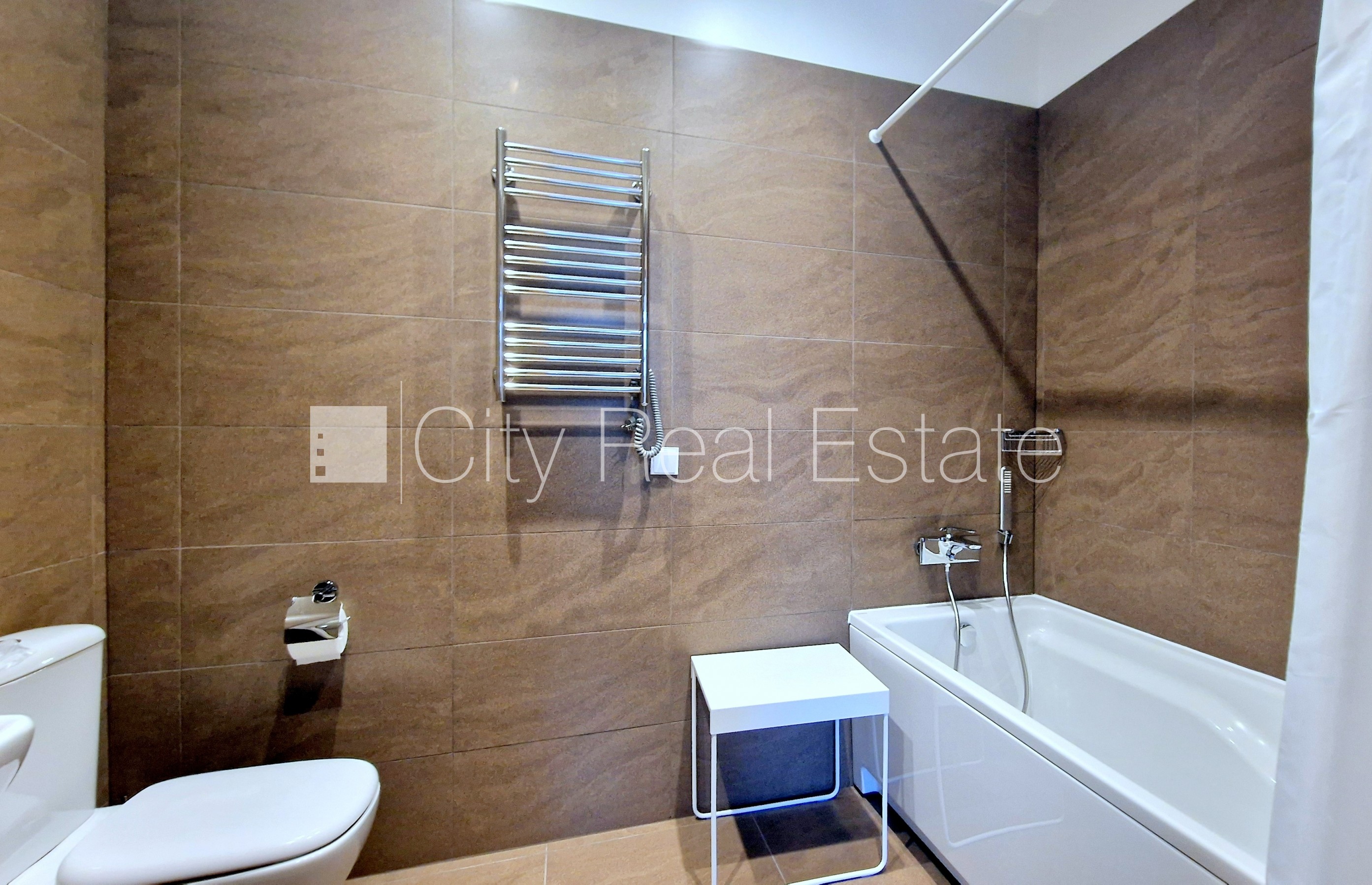 Sludinājumi. Jaunceltne, fasādes māja, labiekārtota apzaļumota teritorija, vieta automašīnai, iespēja nomāt Cena: 2000 EUR/mēn Foto #15