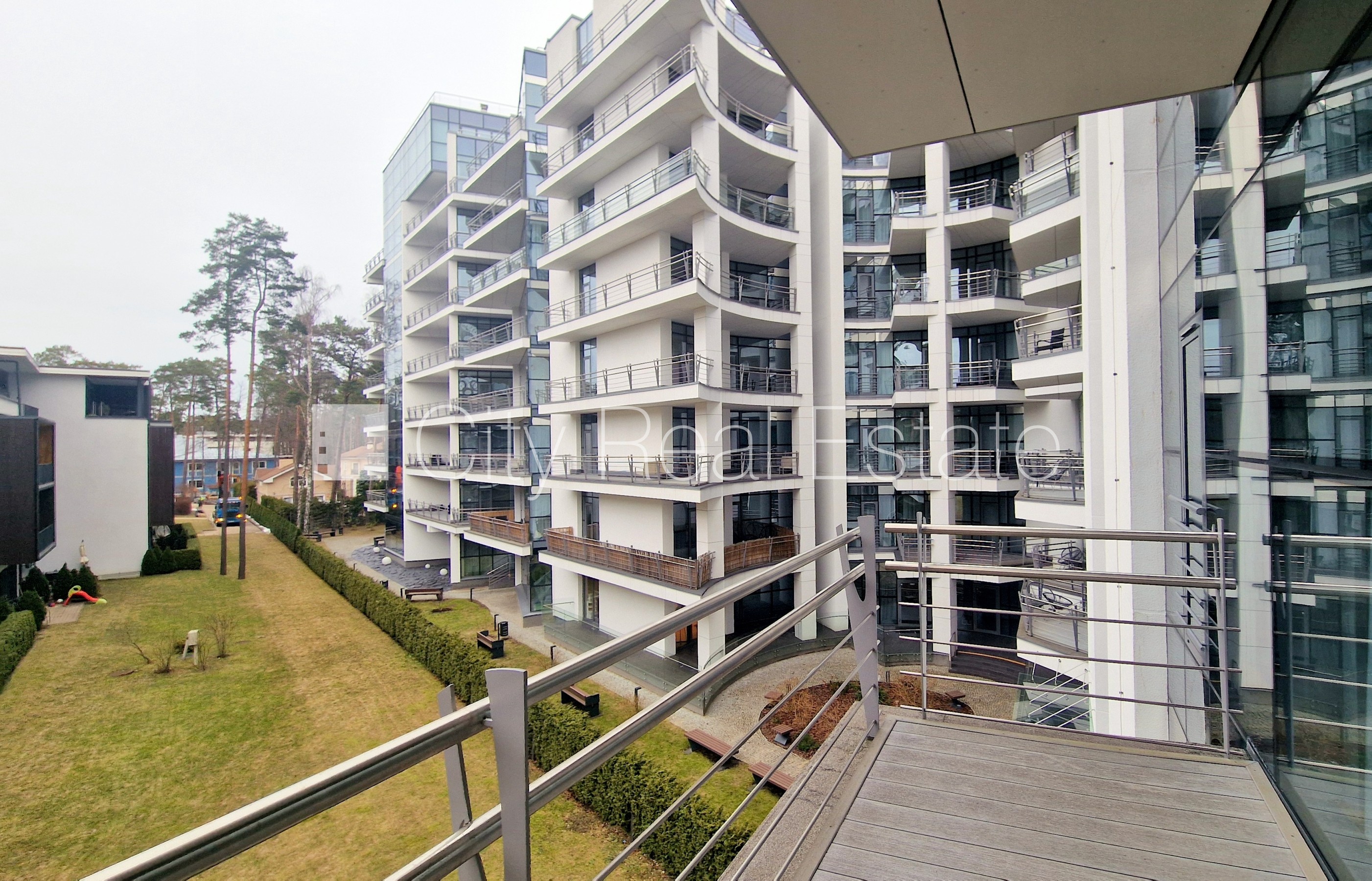 Sludinājumi. Jaunceltne, fasādes māja, labiekārtota apzaļumota teritorija, vieta automašīnai, iespēja nomāt Cena: 2000 EUR/mēn Foto #23