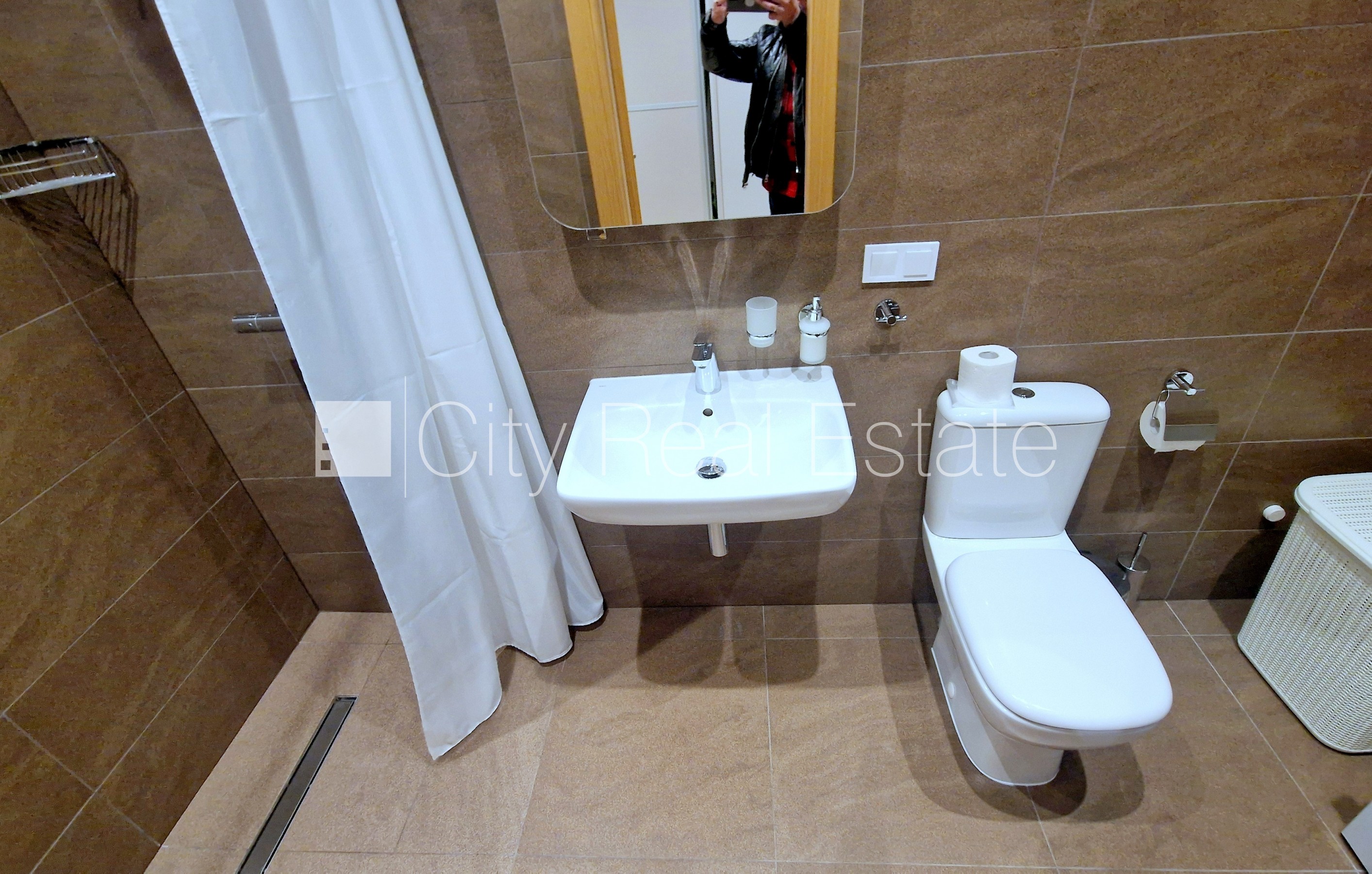 Sludinājumi. Jaunceltne, fasādes māja, labiekārtota apzaļumota teritorija, vieta automašīnai, iespēja nomāt Cena: 2000 EUR/mēn Foto #19