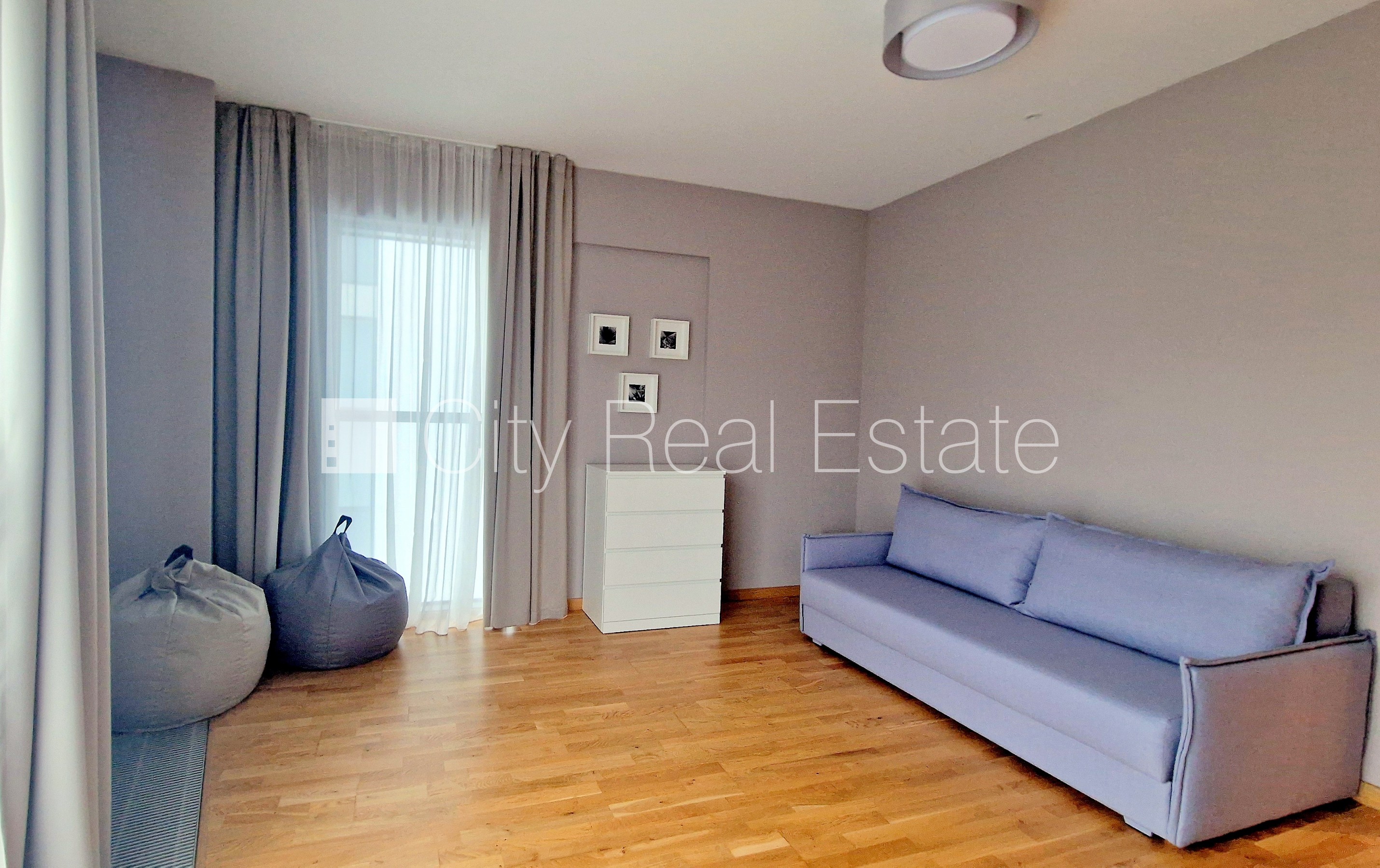 Sludinājumi. Jaunceltne, fasādes māja, labiekārtota apzaļumota teritorija, vieta automašīnai, iespēja nomāt Cena: 2000 EUR/mēn Foto #22