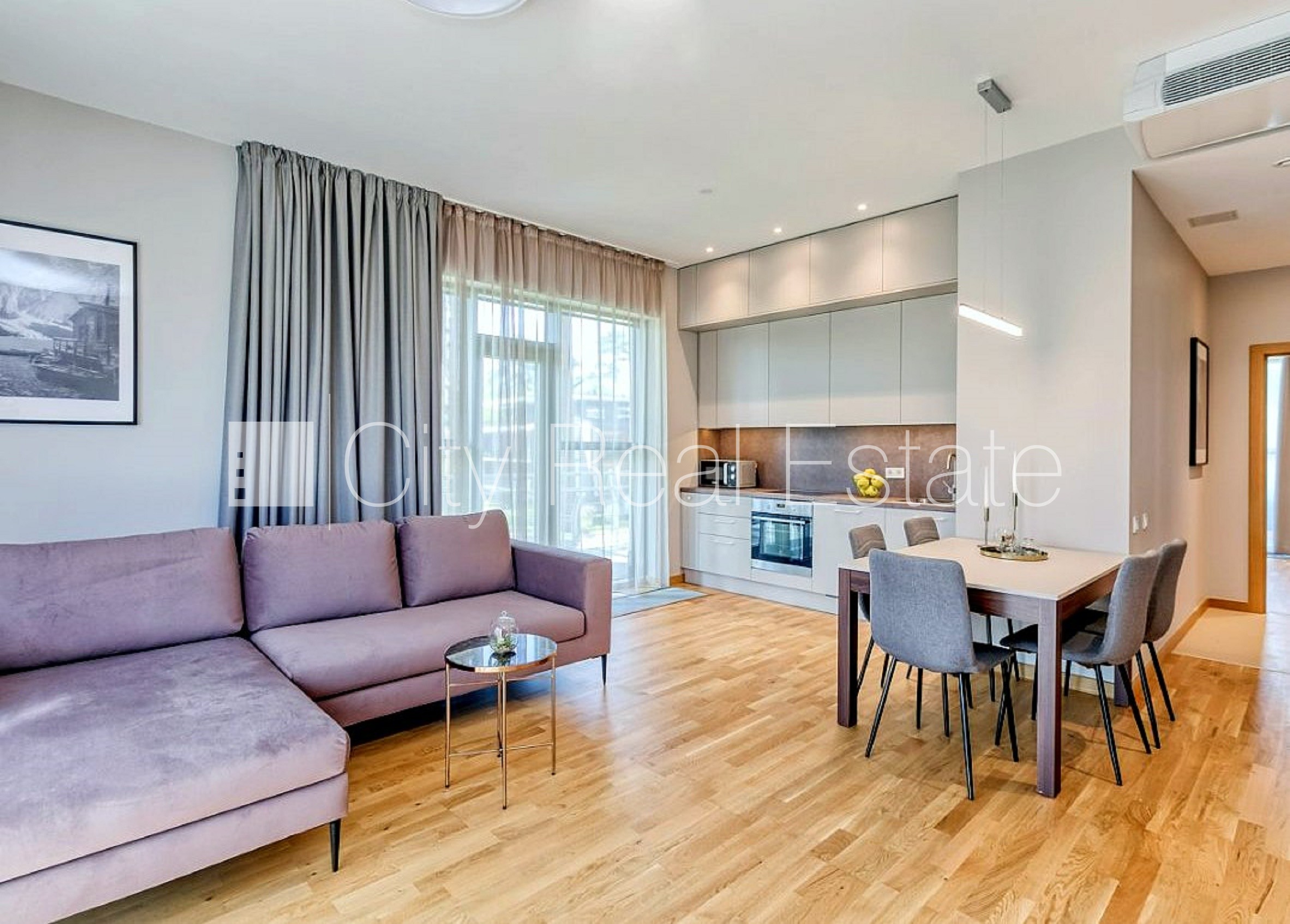 Sludinājumi. Jaunceltne, fasādes māja, labiekārtota apzaļumota teritorija, vieta automašīnai, iespēja nomāt Cena: 2000 EUR/mēn Foto #1