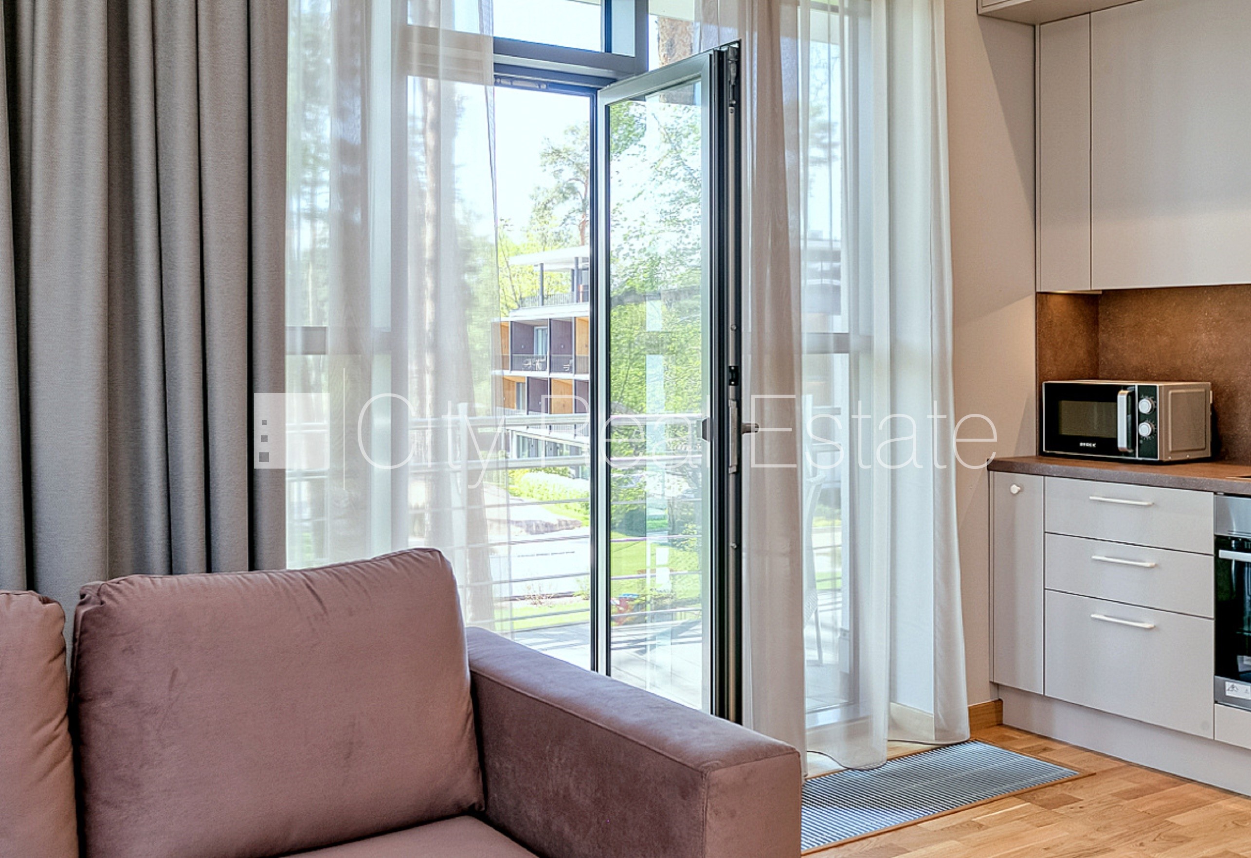 Sludinājumi. Jaunceltne, fasādes māja, labiekārtota apzaļumota teritorija, vieta automašīnai, iespēja nomāt Cena: 2000 EUR/mēn Foto #5