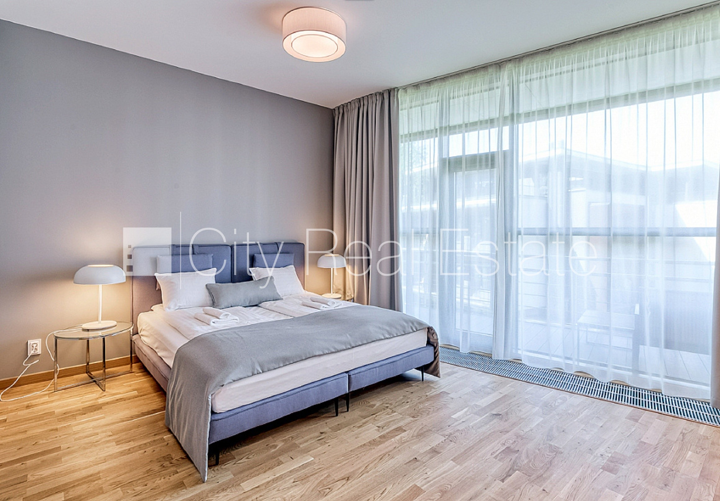 Sludinājumi. Jaunceltne, fasādes māja, labiekārtota apzaļumota teritorija, vieta automašīnai, iespēja nomāt Cena: 2000 EUR/mēn Foto #6