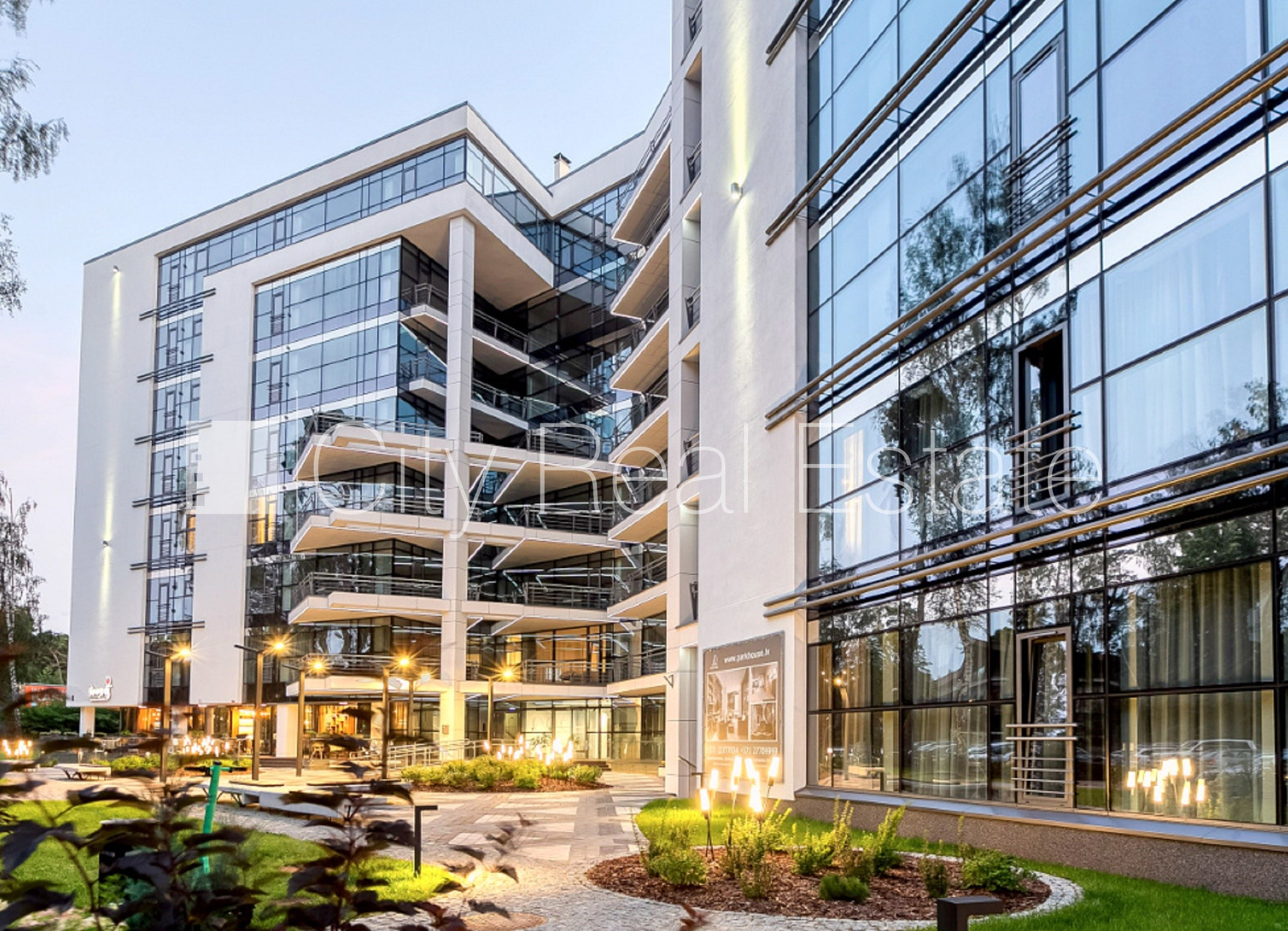 Sludinājumi. Jaunceltne, fasādes māja, labiekārtota apzaļumota teritorija, vieta automašīnai, iespēja nomāt Cena: 2000 EUR/mēn Foto #20