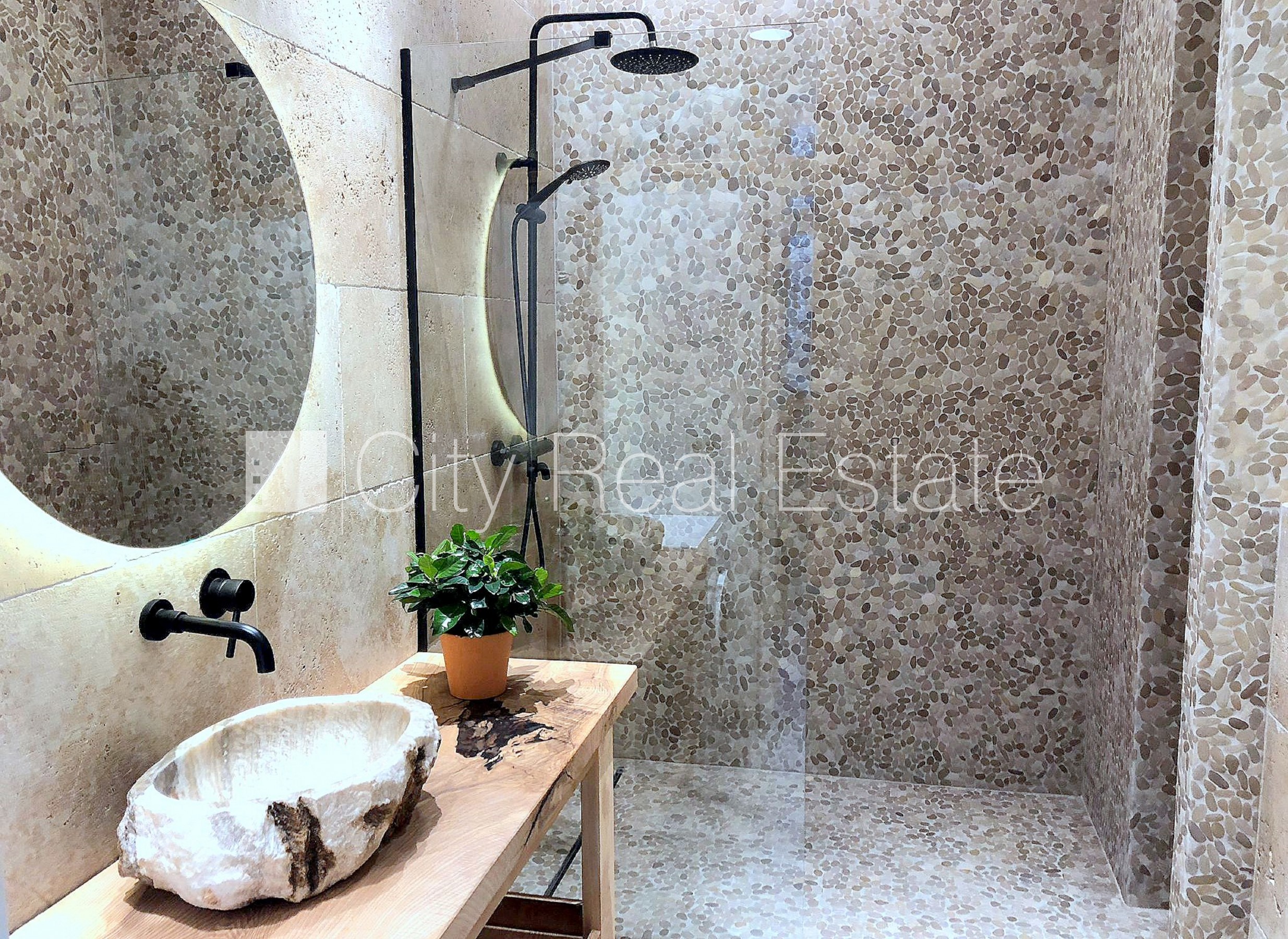 Sludinājumi. Fasādes māja, renovēta māja, labiekārtota apzaļumota teritorija, iespēja nomāt autostāvvietu, Cena: 225000 EUR Foto #15