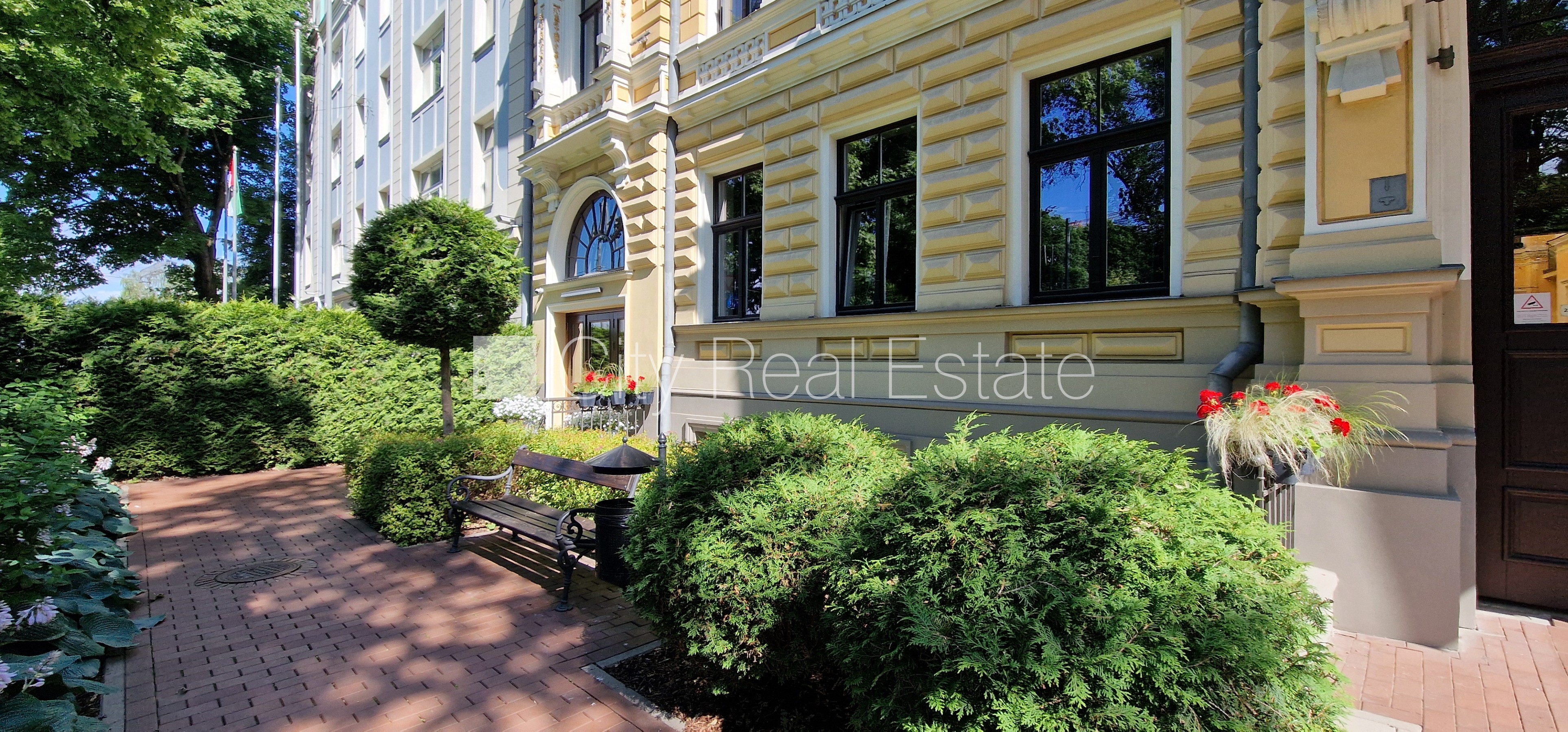 Sludinājumi. Fasādes māja, renovēta māja, labiekārtota apzaļumota teritorija, iespēja nomāt autostāvvietu, Cena: 225000 EUR Foto #24