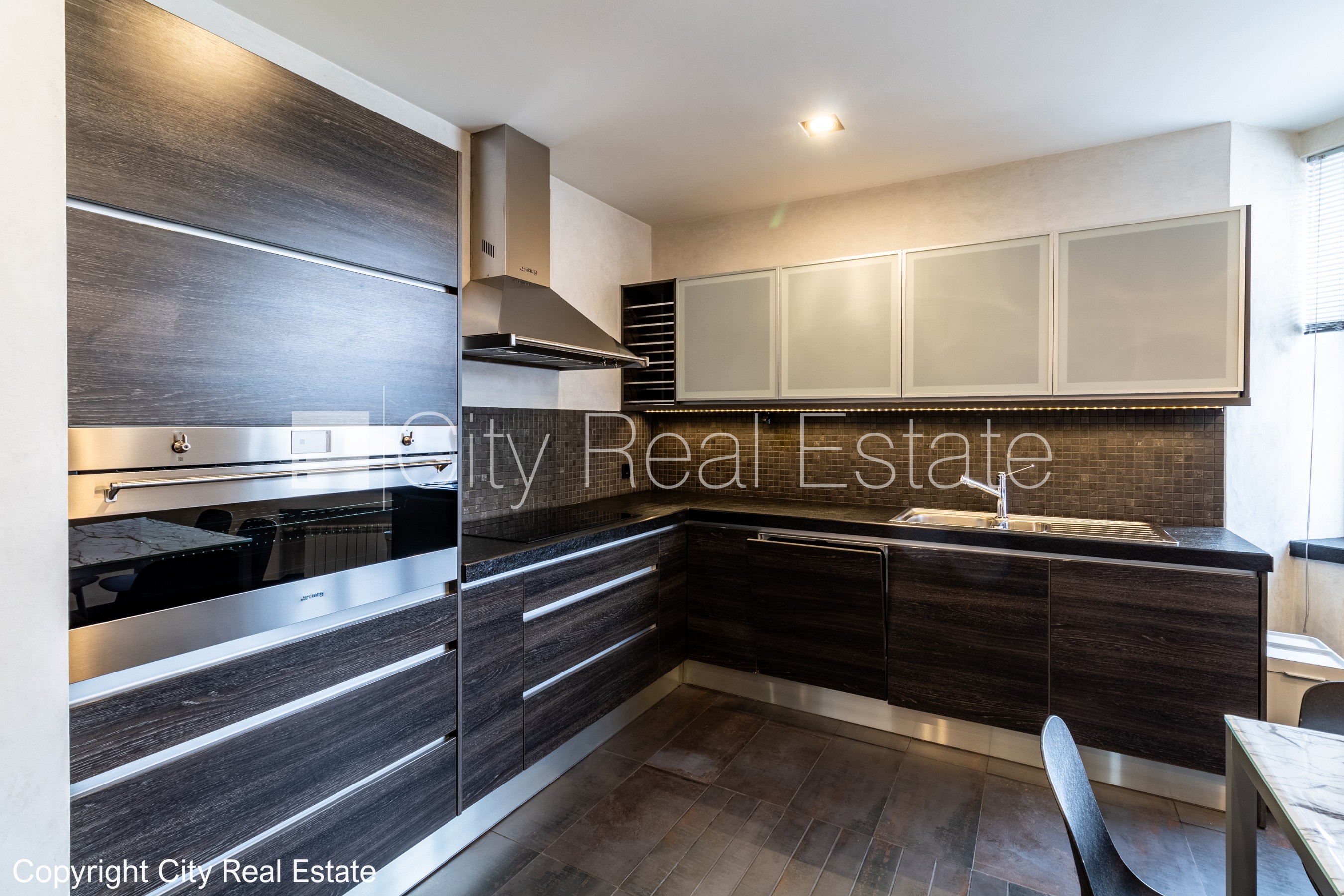 Sludinājumi. Fasādes māja, renovēta māja, slēgts pagalms, pazemes autostāvvieta, ieeja no ielas, luksuss Cena: 640000 EUR Foto #6