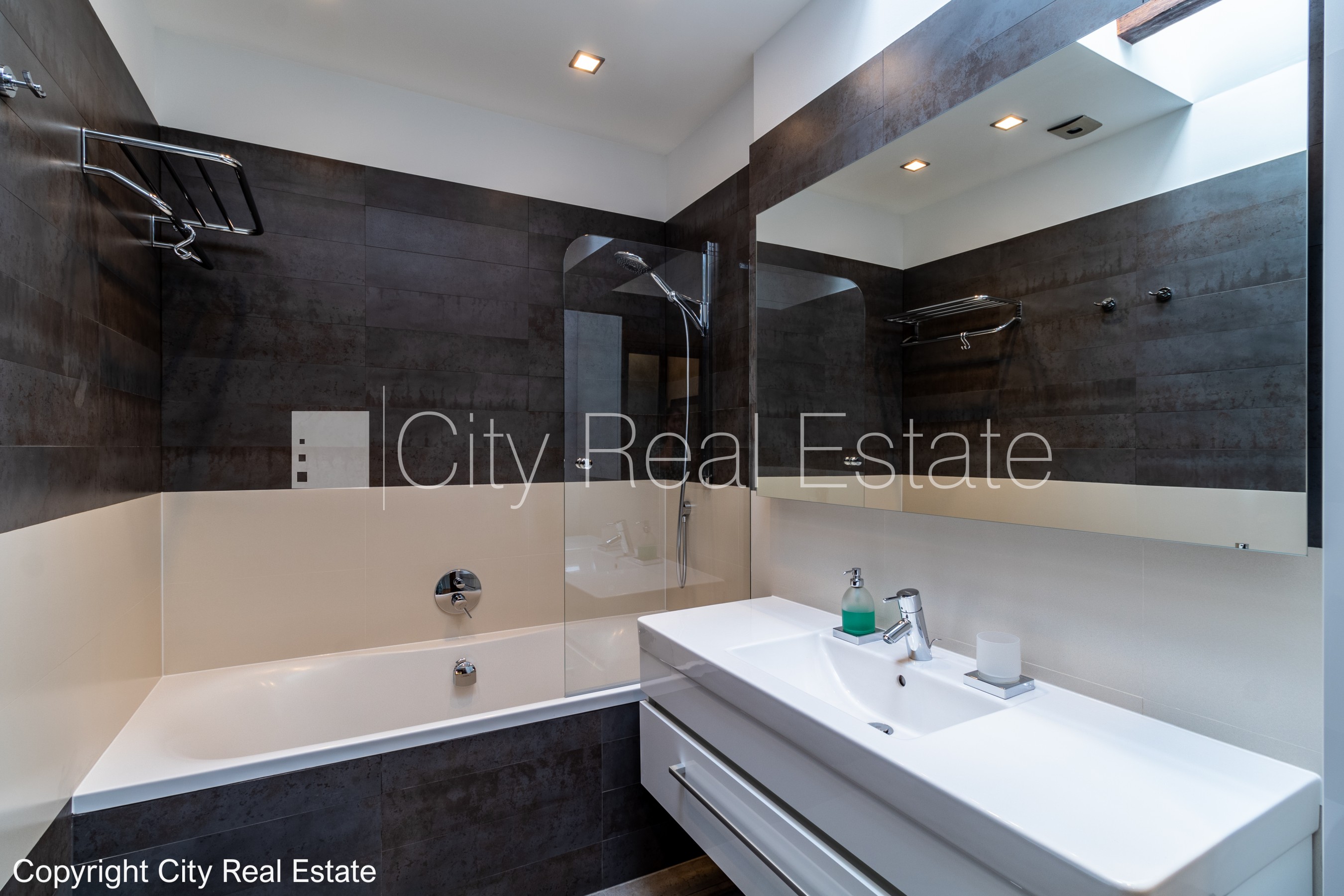 Sludinājumi. Fasādes māja, renovēta māja, slēgts pagalms, pazemes autostāvvieta, ieeja no ielas, luksuss Cena: 640000 EUR Foto #25