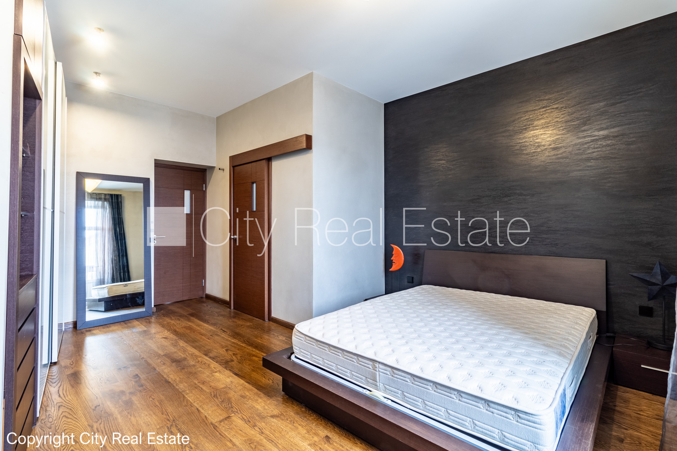 Sludinājumi. Fasādes māja, renovēta māja, slēgts pagalms, pazemes autostāvvieta, ieeja no ielas, luksuss Cena: 640000 EUR Foto #22