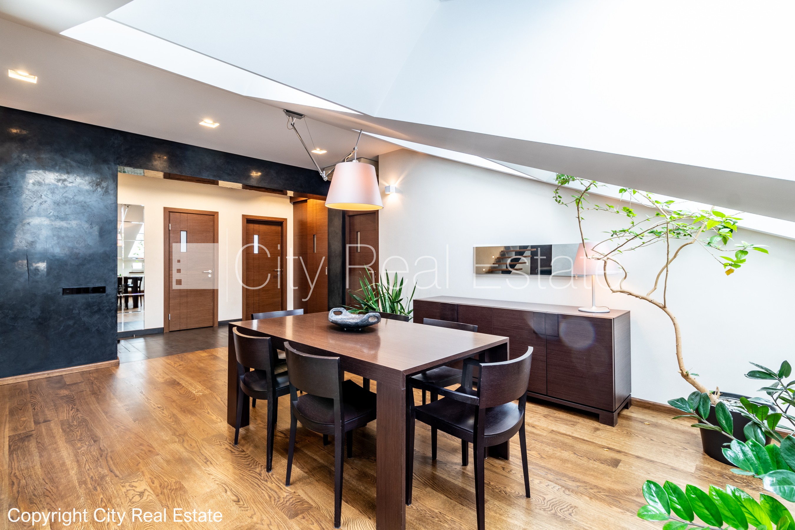 Sludinājumi. Fasādes māja, renovēta māja, slēgts pagalms, pazemes autostāvvieta, ieeja no ielas, luksuss Cena: 640000 EUR Foto #2