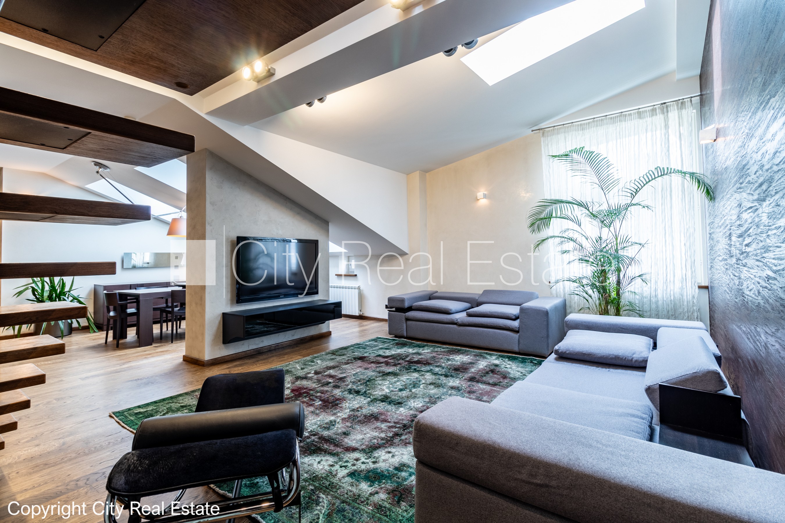 Sludinājumi. Fasādes māja, renovēta māja, slēgts pagalms, pazemes autostāvvieta, ieeja no ielas, luksuss Cena: 640000 EUR Foto #1