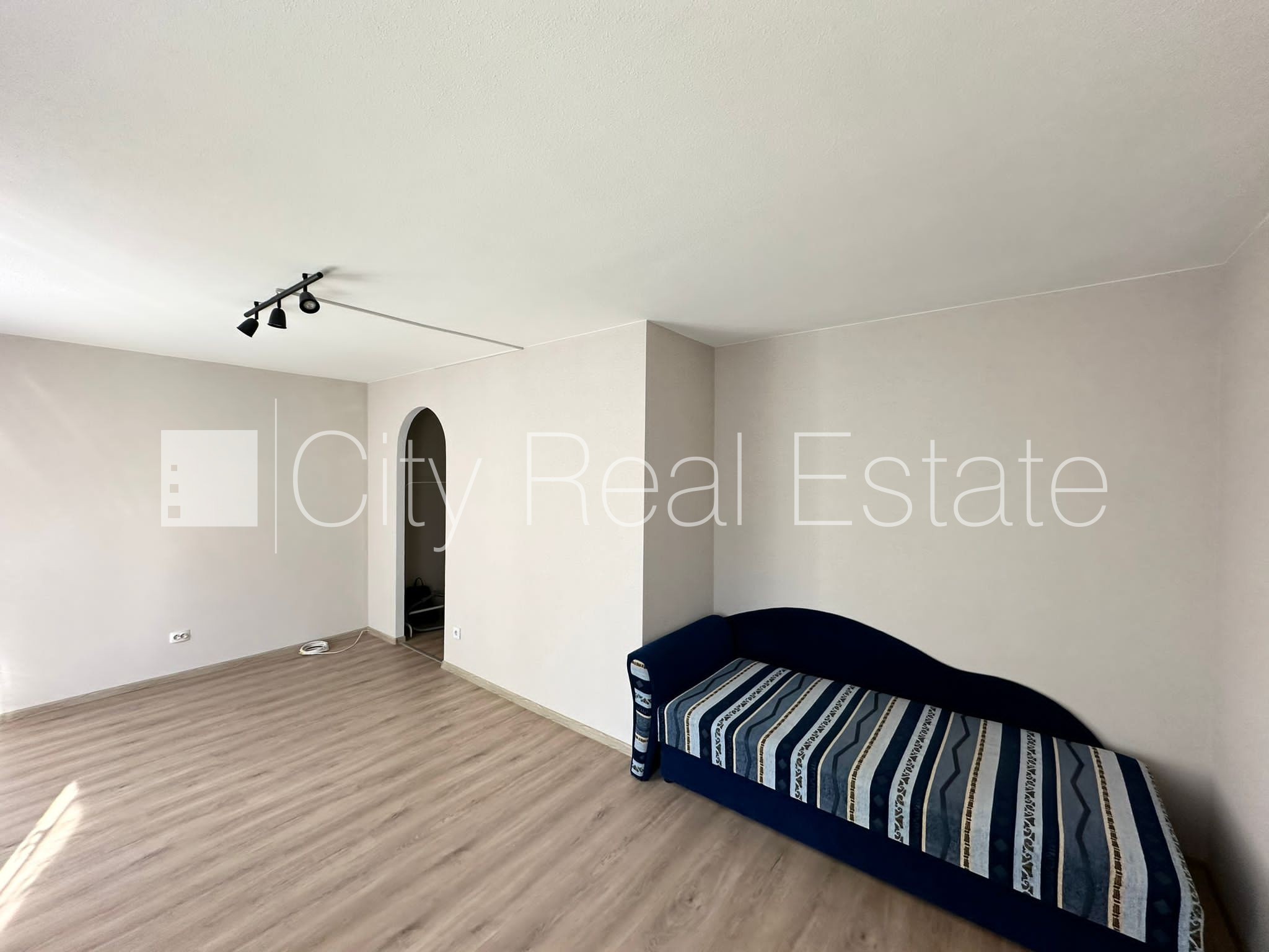 Sludinājumi. Pagalma māja, labiekārtota apzaļumota teritorija, vieta vairākām automašīnām, ieeja no pagalma, Cena: 290 EUR/mēn Foto #3