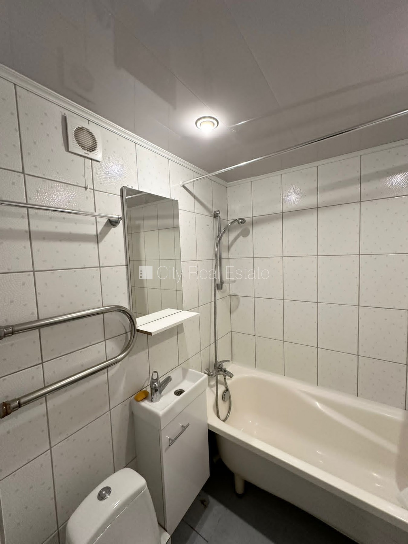 Sludinājumi. Pagalma māja, labiekārtota apzaļumota teritorija, vieta vairākām automašīnām, ieeja no pagalma, Cena: 290 EUR/mēn Foto #10