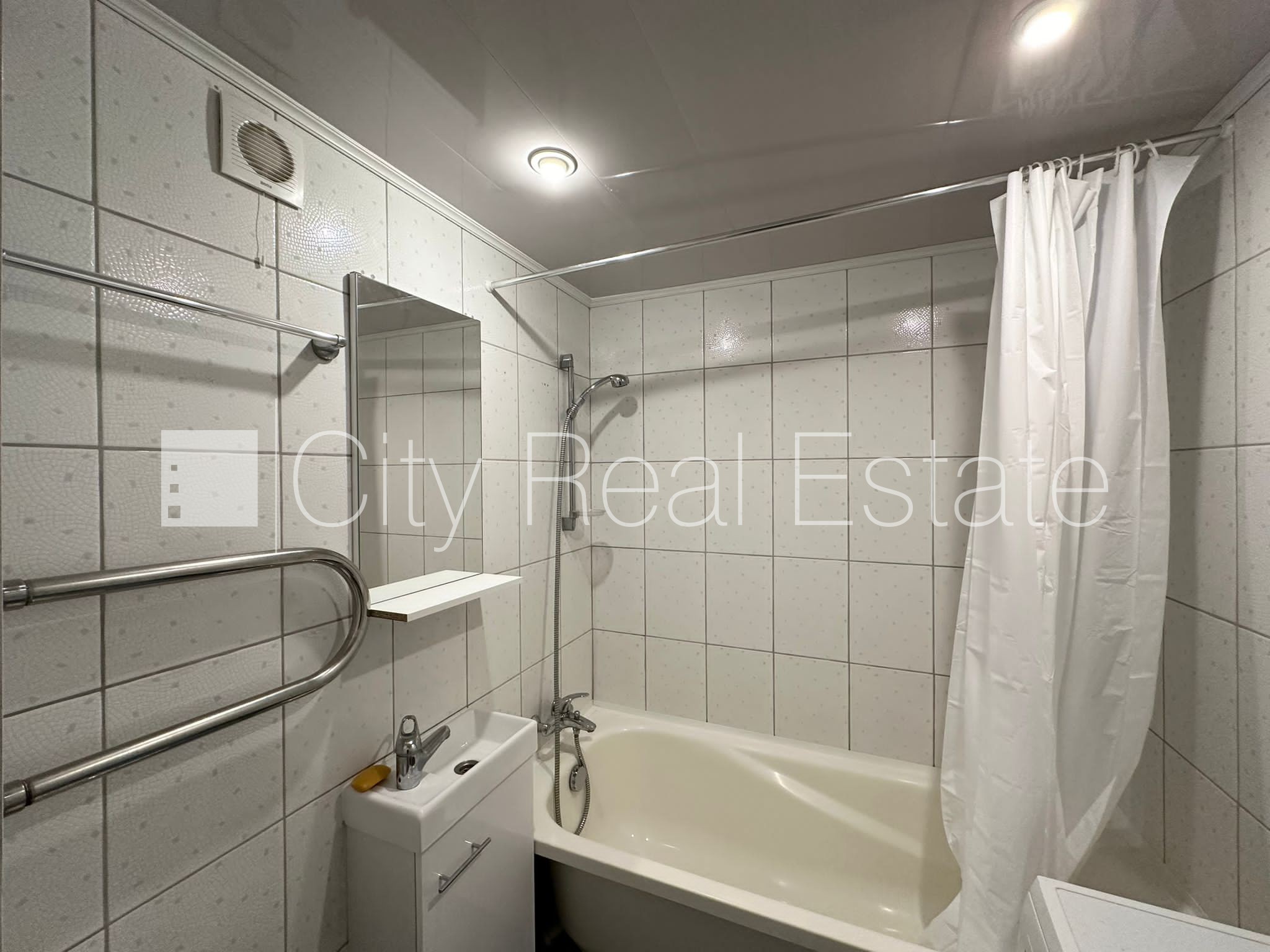 Sludinājumi. Pagalma māja, labiekārtota apzaļumota teritorija, vieta vairākām automašīnām, ieeja no pagalma, Cena: 290 EUR/mēn Foto #11