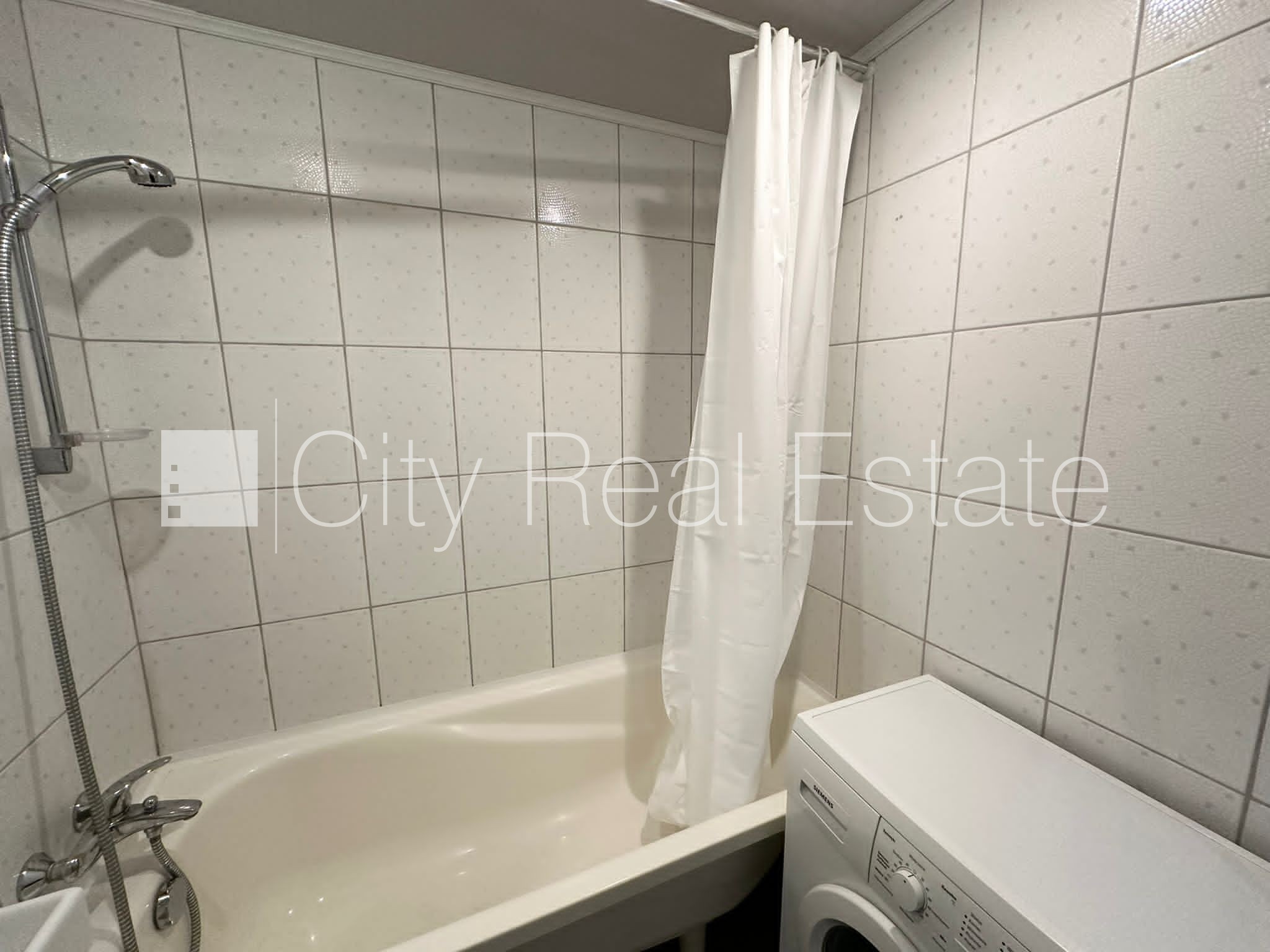 Sludinājumi. Pagalma māja, labiekārtota apzaļumota teritorija, vieta vairākām automašīnām, ieeja no pagalma, Cena: 290 EUR/mēn Foto #12