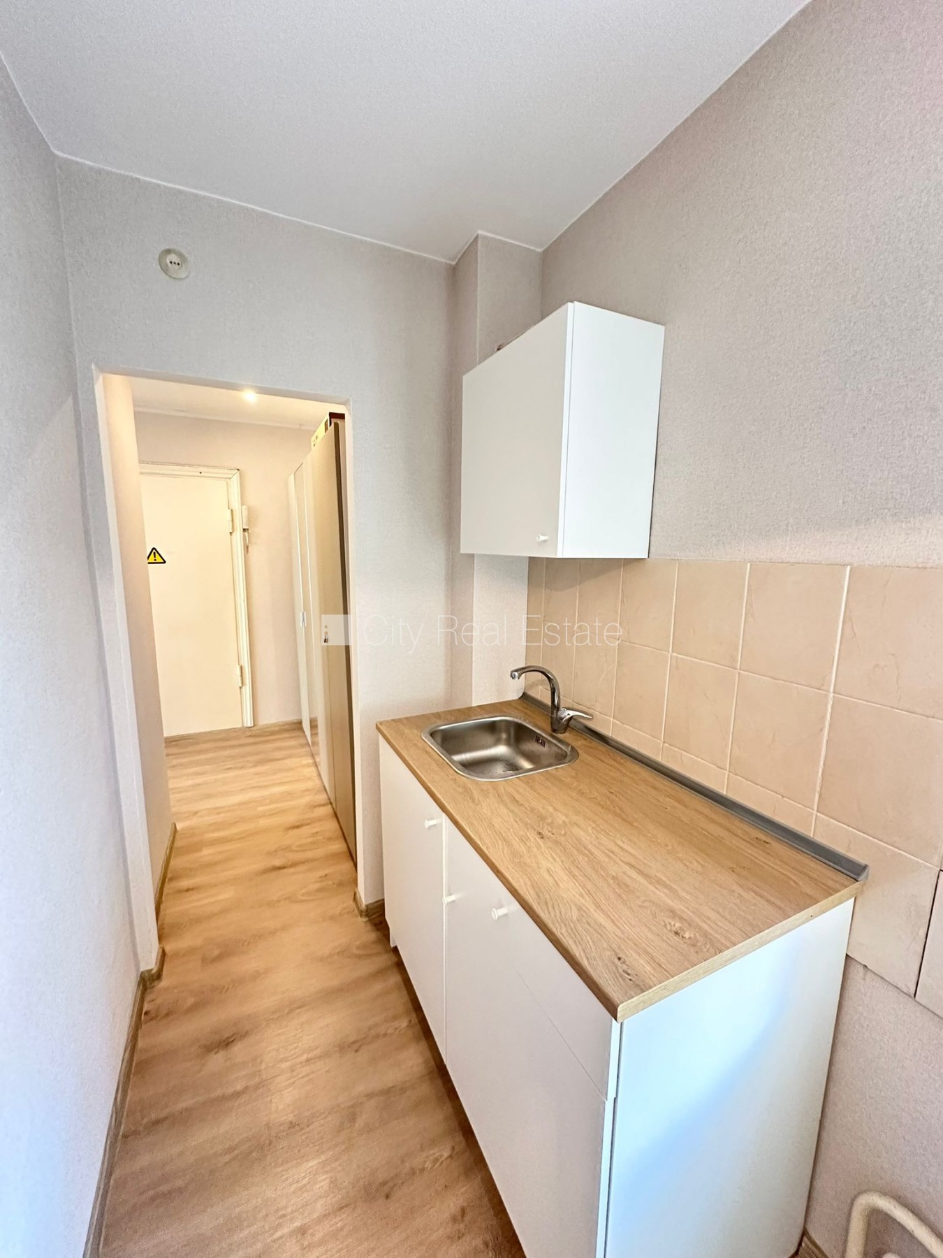 Sludinājumi. Pagalma māja, labiekārtota apzaļumota teritorija, vieta vairākām automašīnām, ieeja no pagalma, Cena: 290 EUR/mēn Foto #6