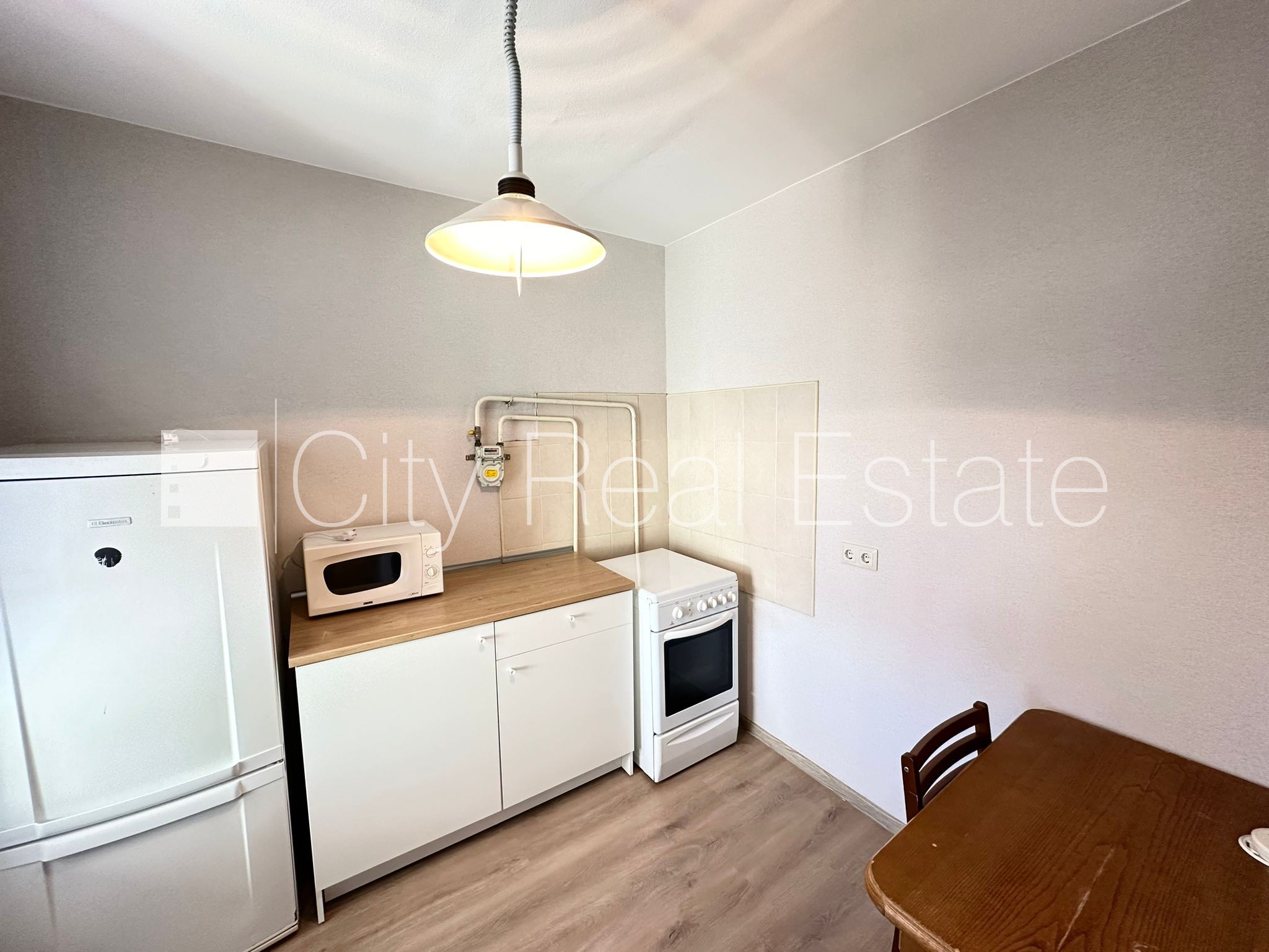 Sludinājumi. Pagalma māja, labiekārtota apzaļumota teritorija, vieta vairākām automašīnām, ieeja no pagalma, Cena: 290 EUR/mēn Foto #4