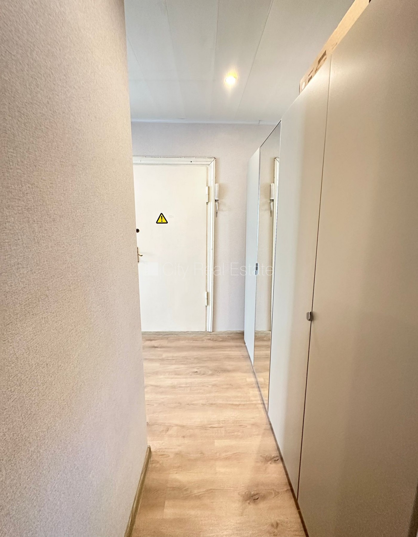 Sludinājumi. Pagalma māja, labiekārtota apzaļumota teritorija, vieta vairākām automašīnām, ieeja no pagalma, Cena: 290 EUR/mēn Foto #9