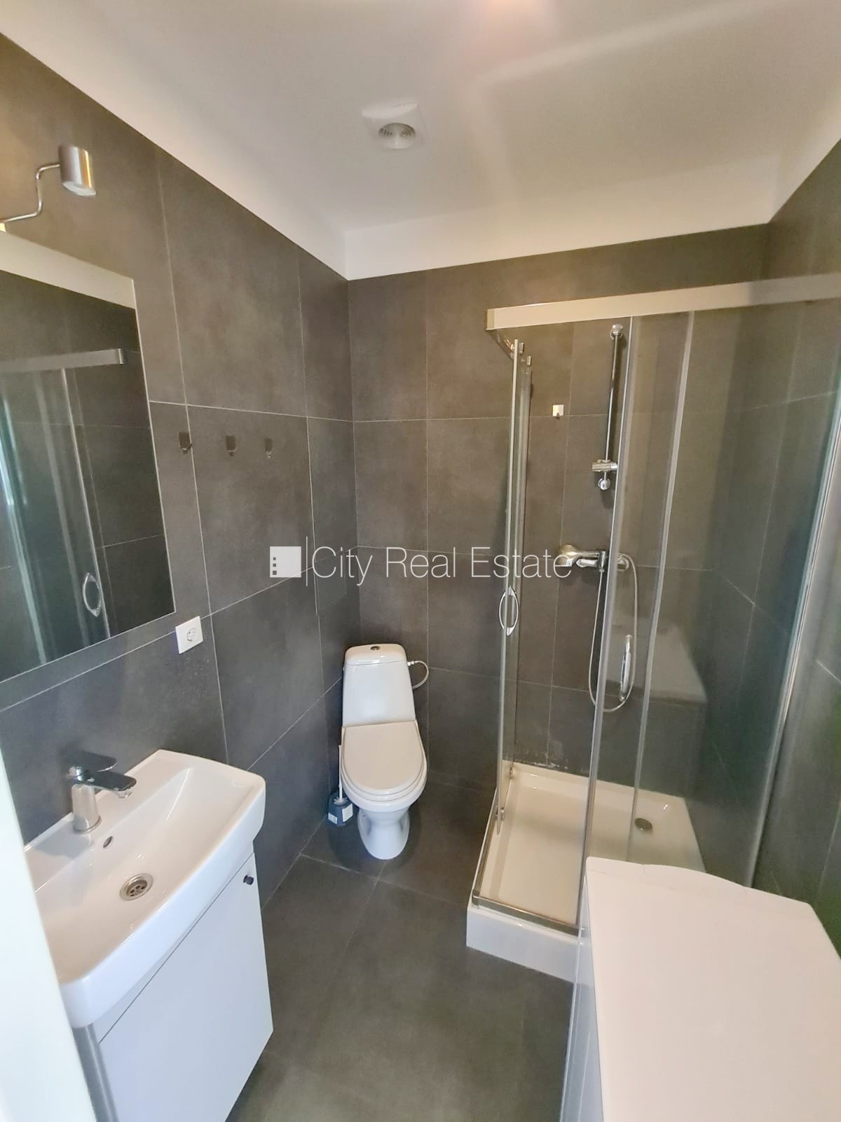 Sludinājumi. Fasādes māja, renovēta māja, slēgts pagalms, ieeja no ielas un pagalma, kāpņu telpa pēc kapitālā Cena: 380 EUR/mēn Foto #13