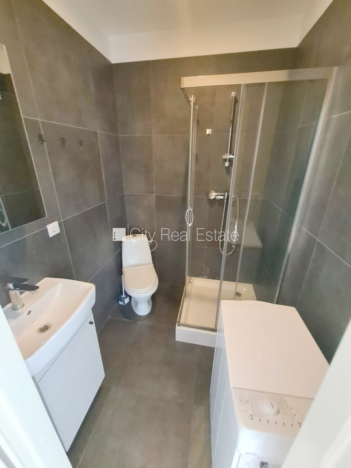 Sludinājumi. Fasādes māja, renovēta māja, slēgts pagalms, ieeja no ielas un pagalma, kāpņu telpa pēc kapitālā Cena: 380 EUR/mēn Foto #14