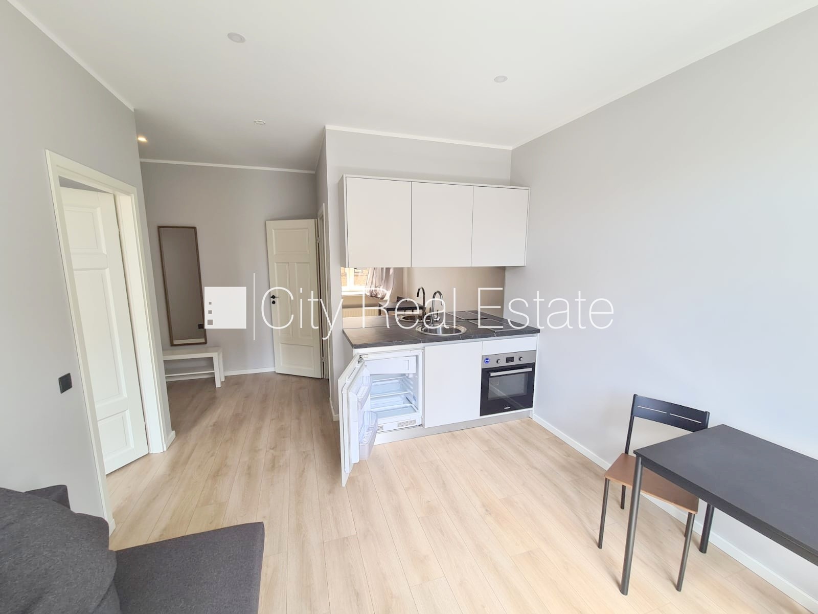 Sludinājumi. Fasādes māja, renovēta māja, slēgts pagalms, ieeja no ielas un pagalma, kāpņu telpa pēc kapitālā Cena: 380 EUR/mēn Foto #2