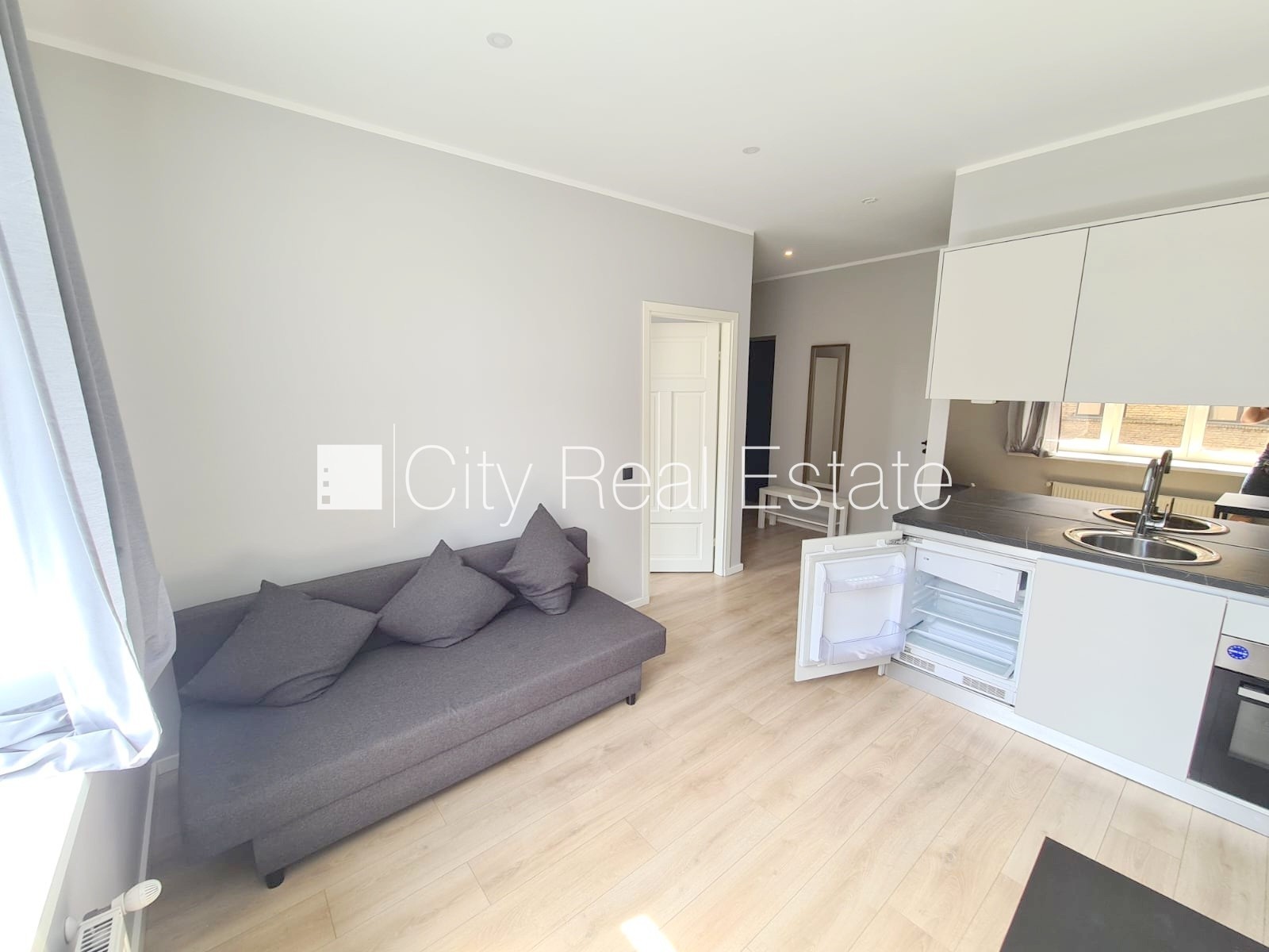 Sludinājumi. Fasādes māja, renovēta māja, slēgts pagalms, ieeja no ielas un pagalma, kāpņu telpa pēc kapitālā Cena: 380 EUR/mēn Foto #3