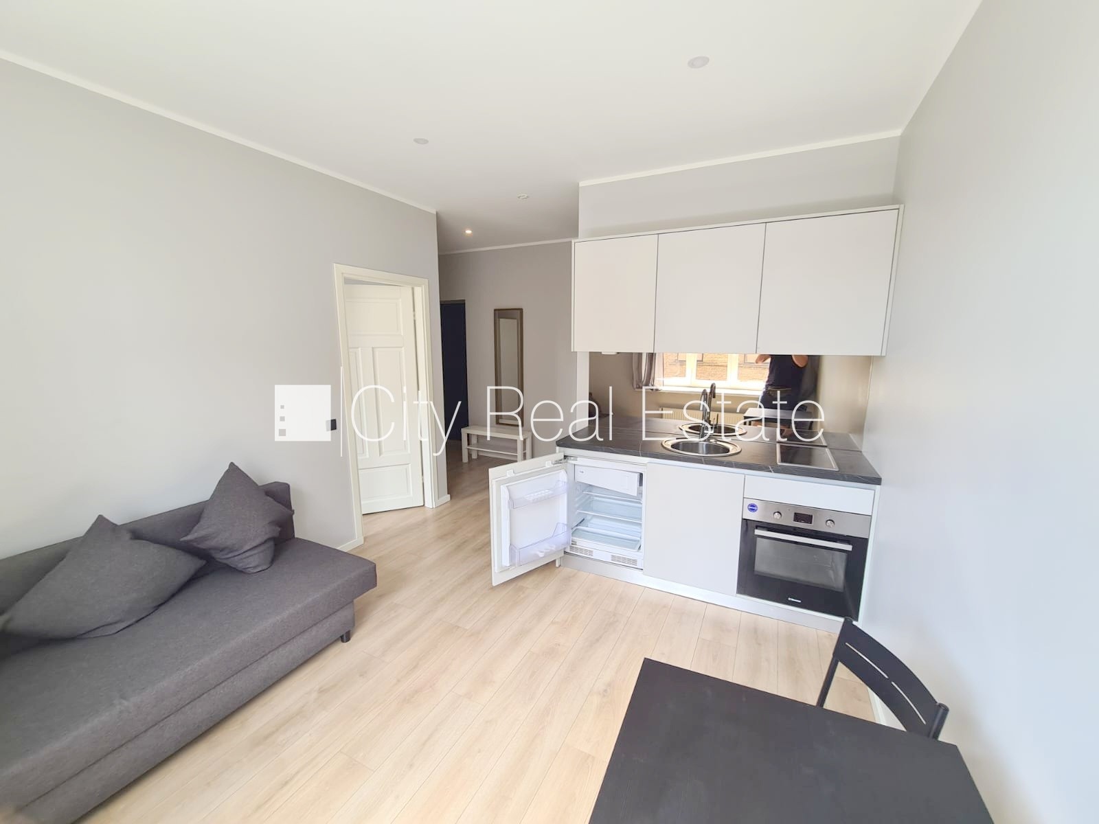 Sludinājumi. Fasādes māja, renovēta māja, slēgts pagalms, ieeja no ielas un pagalma, kāpņu telpa pēc kapitālā Cena: 380 EUR/mēn Foto #1