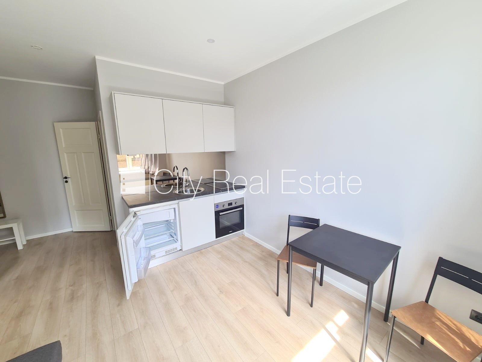 Sludinājumi. Fasādes māja, renovēta māja, slēgts pagalms, ieeja no ielas un pagalma, kāpņu telpa pēc kapitālā Cena: 380 EUR/mēn Foto #4