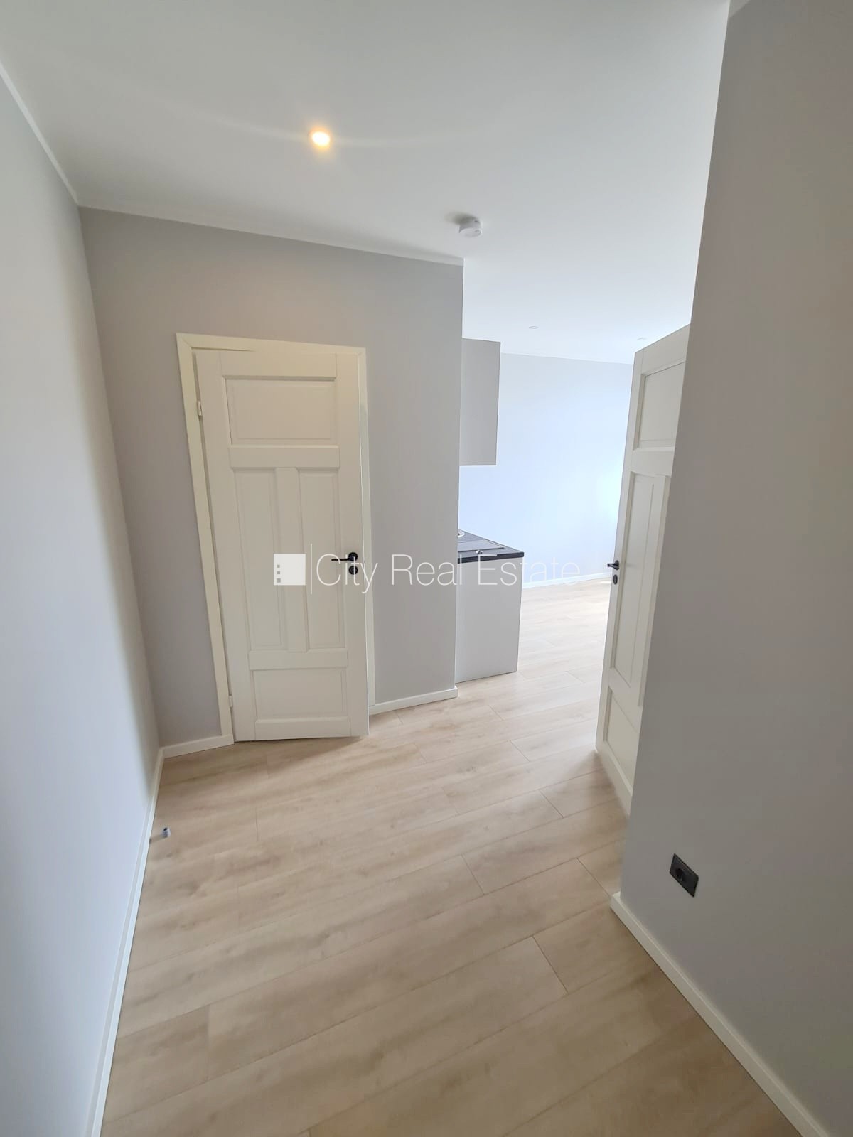 Sludinājumi. Fasādes māja, renovēta māja, slēgts pagalms, ieeja no ielas un pagalma, kāpņu telpa pēc kapitālā Cena: 380 EUR/mēn Foto #7