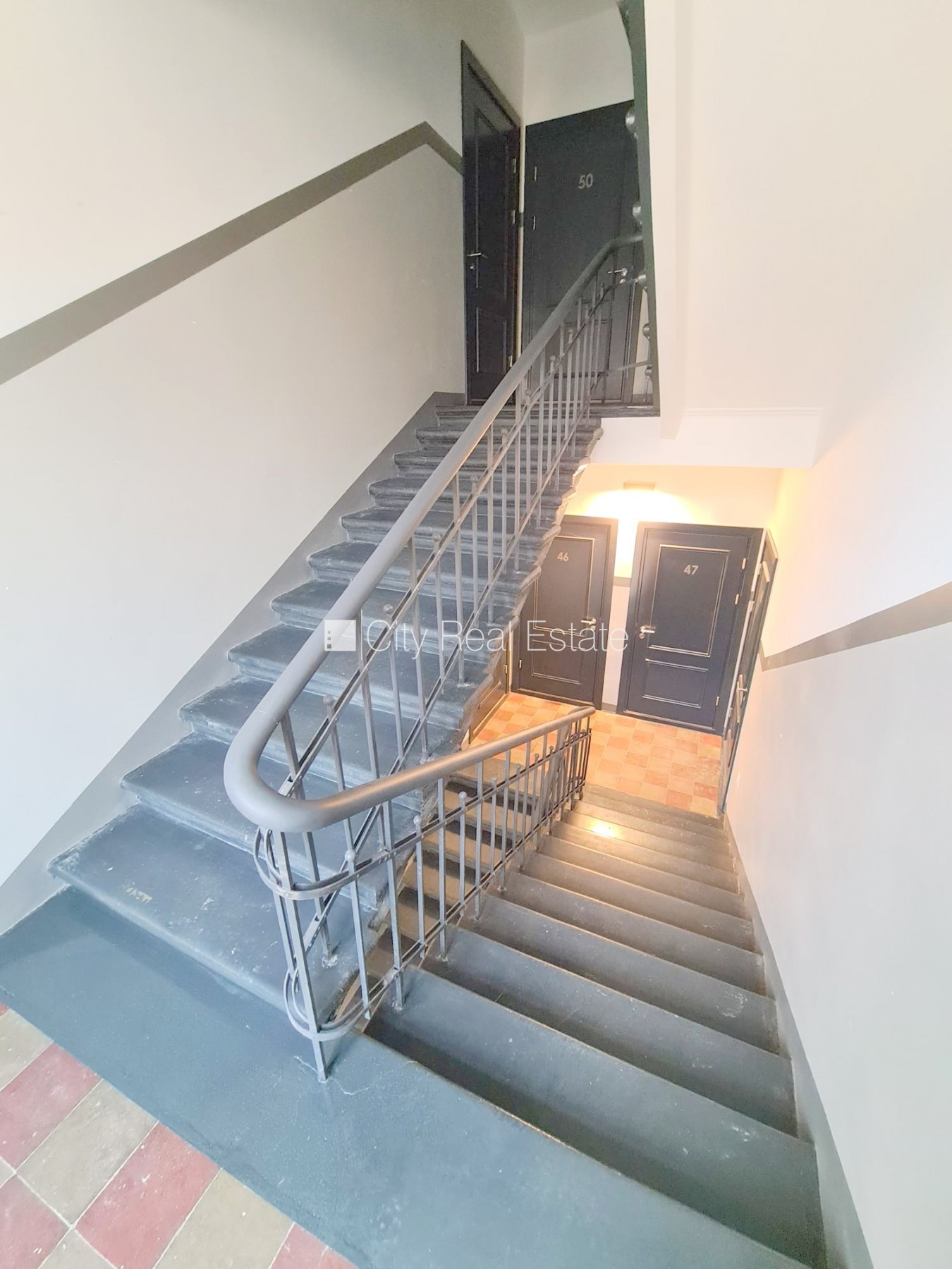 Sludinājumi. Fasādes māja, renovēta māja, slēgts pagalms, ieeja no ielas un pagalma, kāpņu telpa pēc kapitālā Cena: 380 EUR/mēn Foto #16