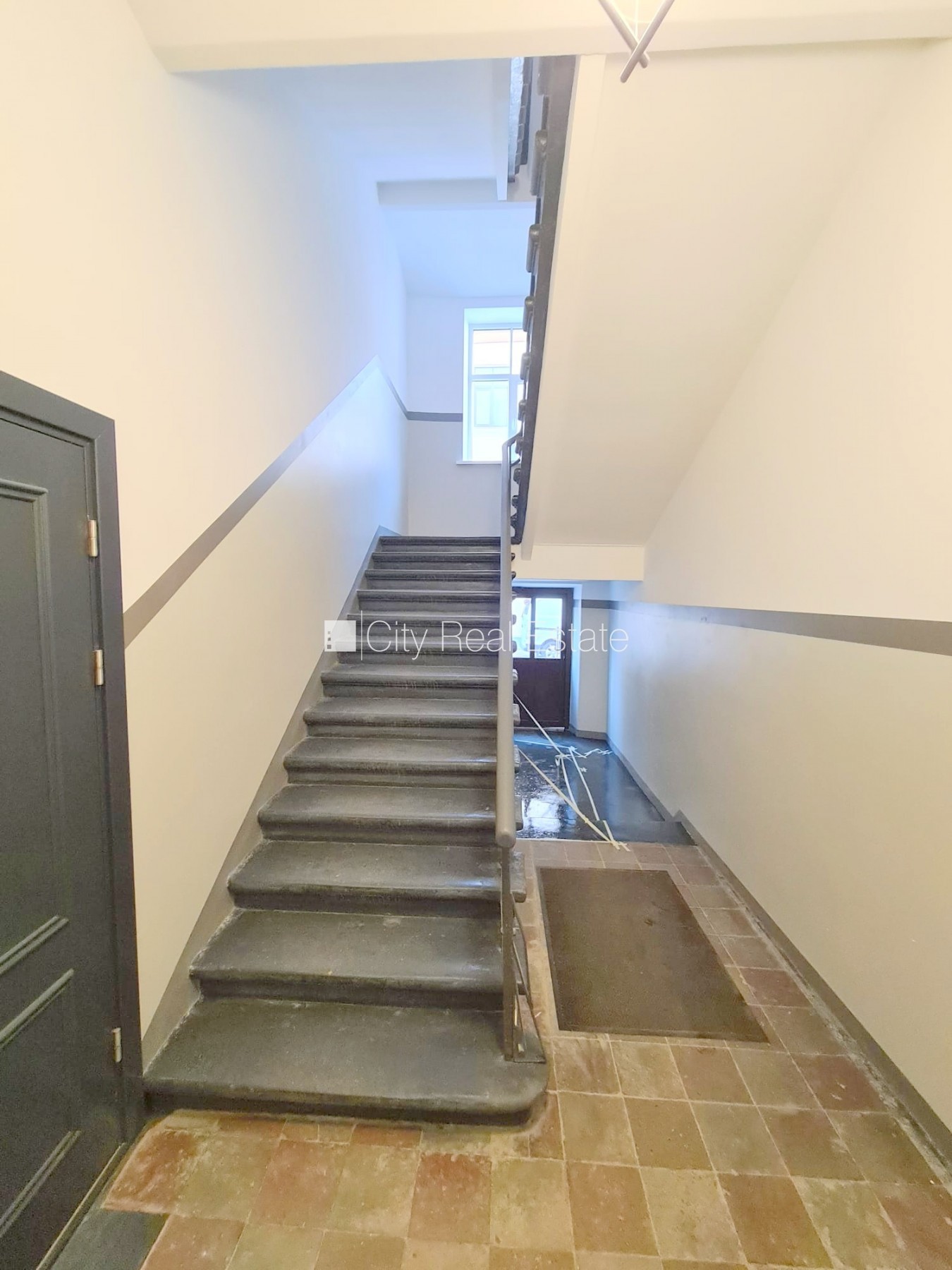 Sludinājumi. Fasādes māja, renovēta māja, slēgts pagalms, ieeja no ielas un pagalma, kāpņu telpa pēc kapitālā Cena: 380 EUR/mēn Foto #17