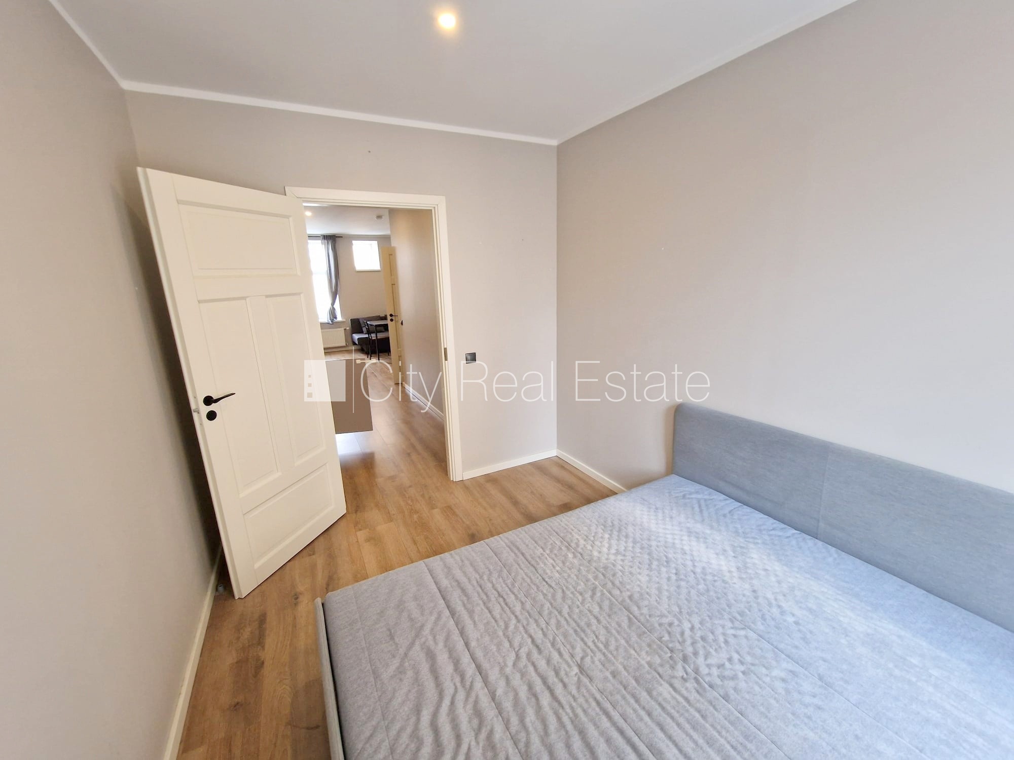 Sludinājumi. Pagalma ēka, renovēta māja, slēgts pagalms, ieeja no ielas un pagalma, kāpņu telpa pēc kapitālā Cena: 400 EUR/mēn Foto #12