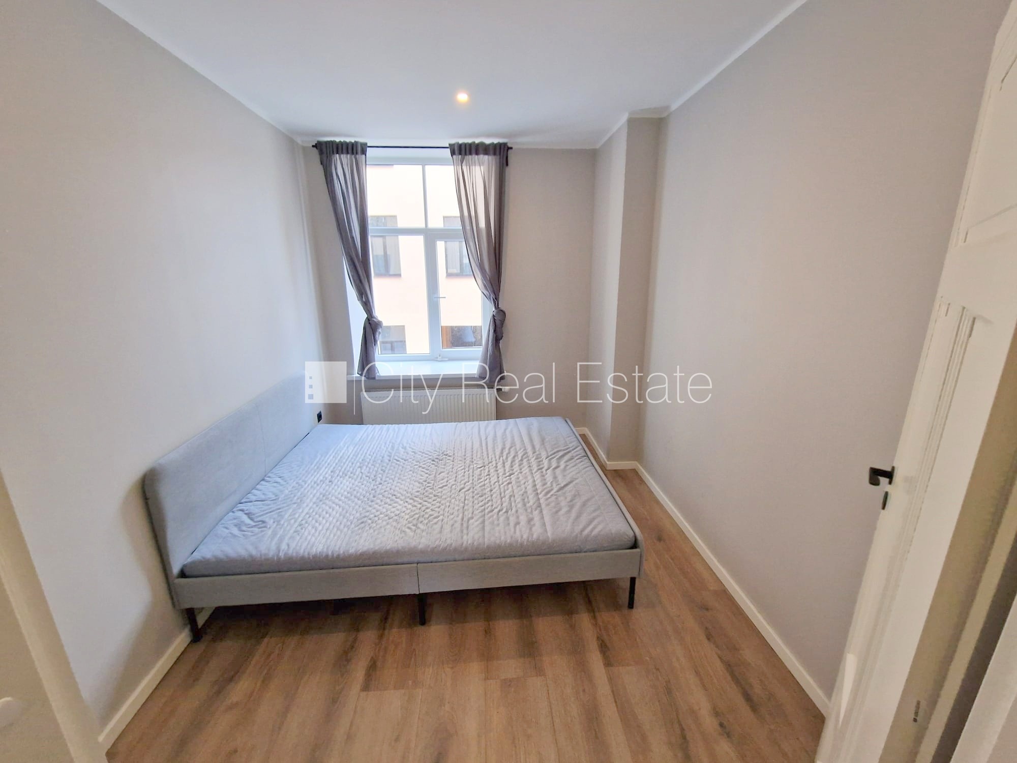 Sludinājumi. Pagalma ēka, renovēta māja, slēgts pagalms, ieeja no ielas un pagalma, kāpņu telpa pēc kapitālā Cena: 400 EUR/mēn Foto #11