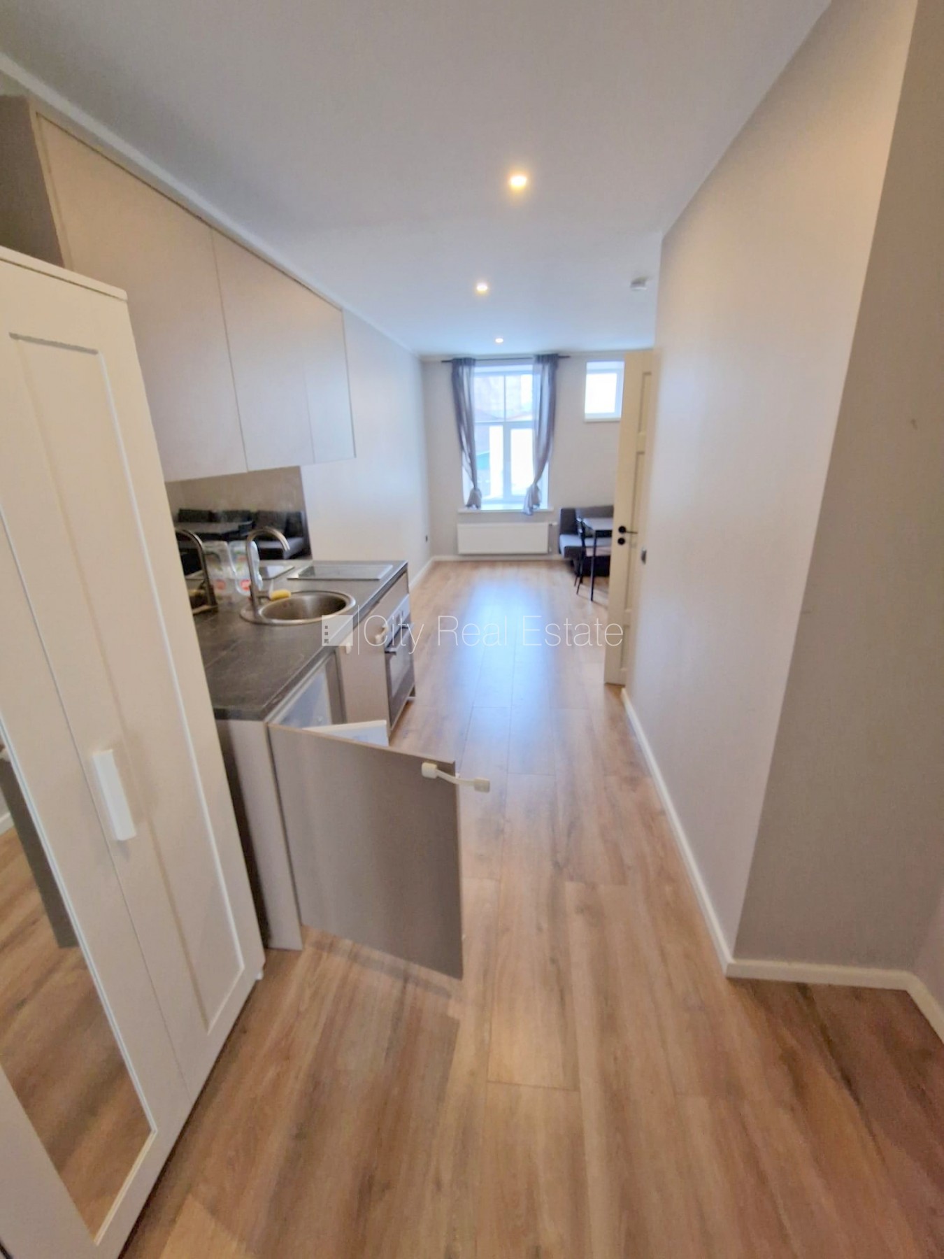 Sludinājumi. Pagalma ēka, renovēta māja, slēgts pagalms, ieeja no ielas un pagalma, kāpņu telpa pēc kapitālā Cena: 400 EUR/mēn Foto #9